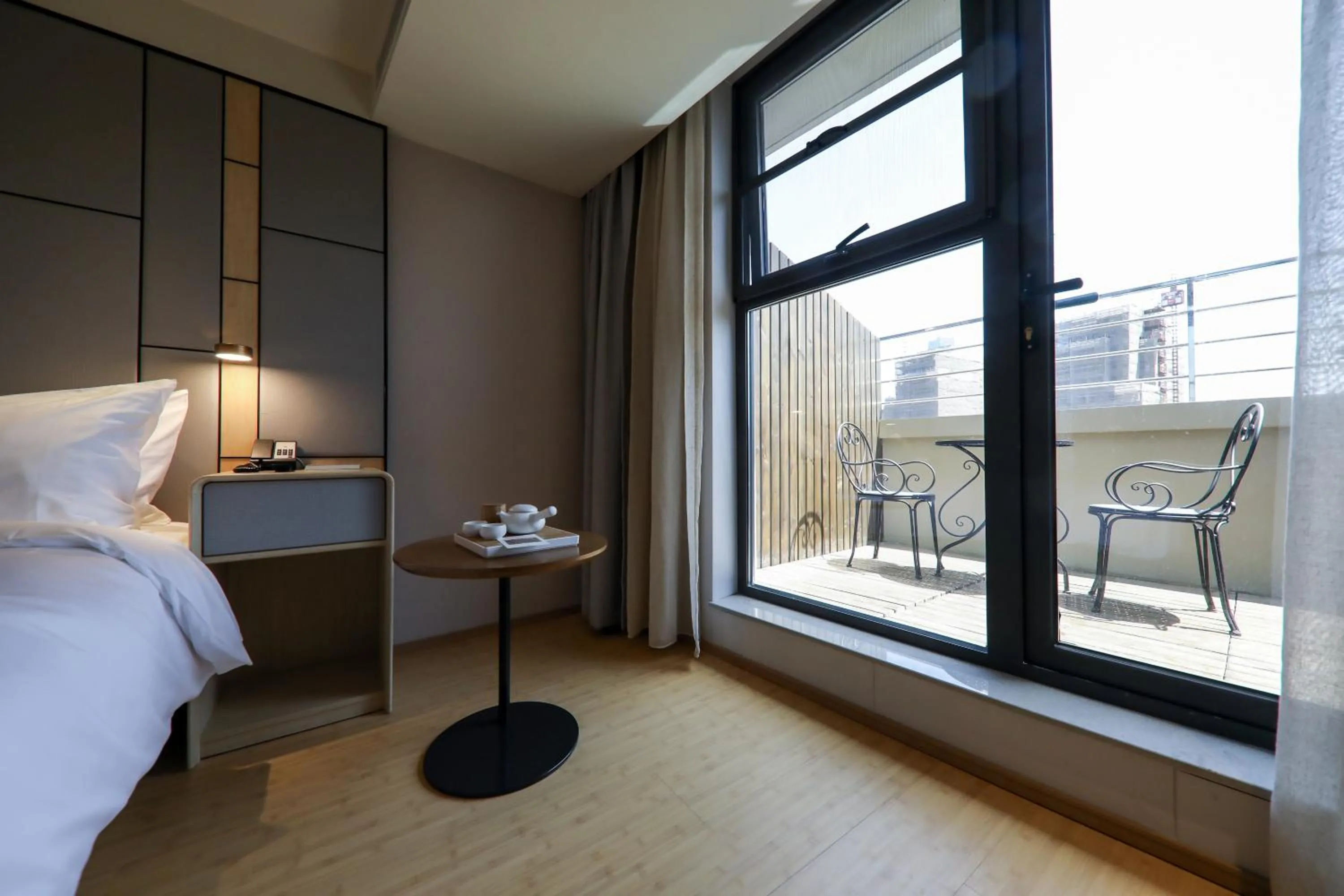 Seating area, Bed in Ji Hotel (Shanghai The Bund Sichuan Middle Road)