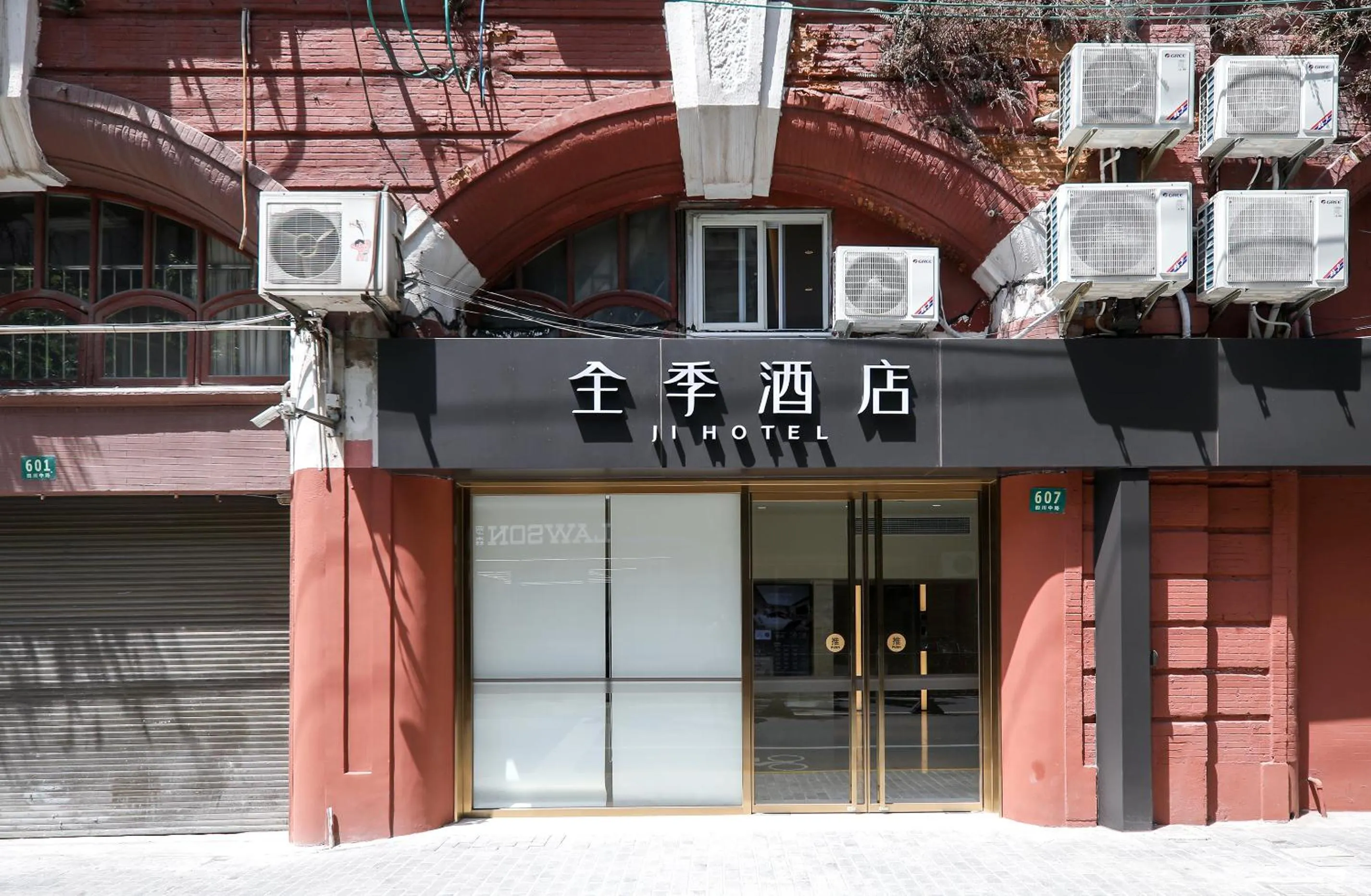 Property building in Ji Hotel (Shanghai The Bund Sichuan Middle Road)