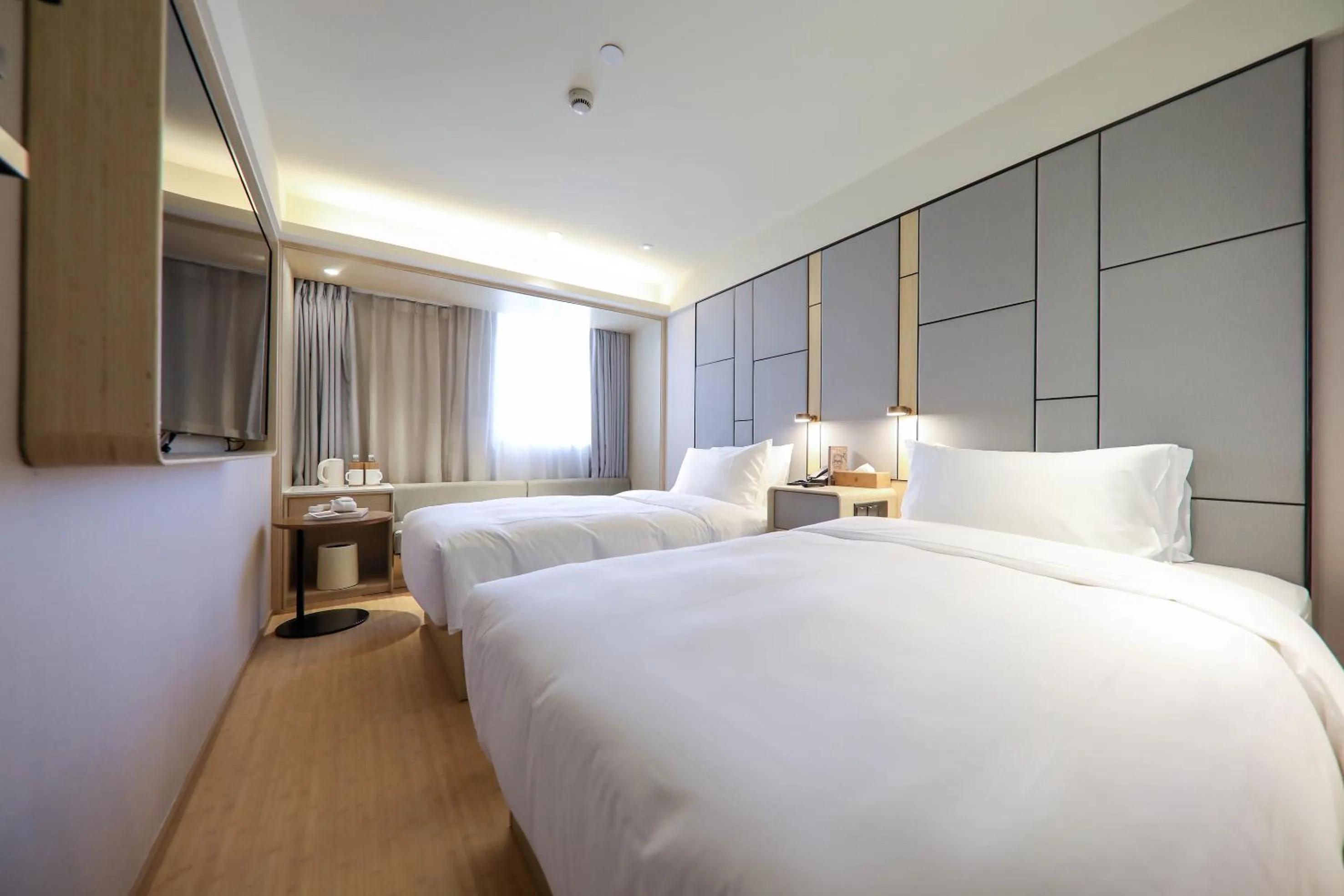 Photo of the whole room, Bed in Ji Hotel (Shanghai The Bund Sichuan Middle Road)