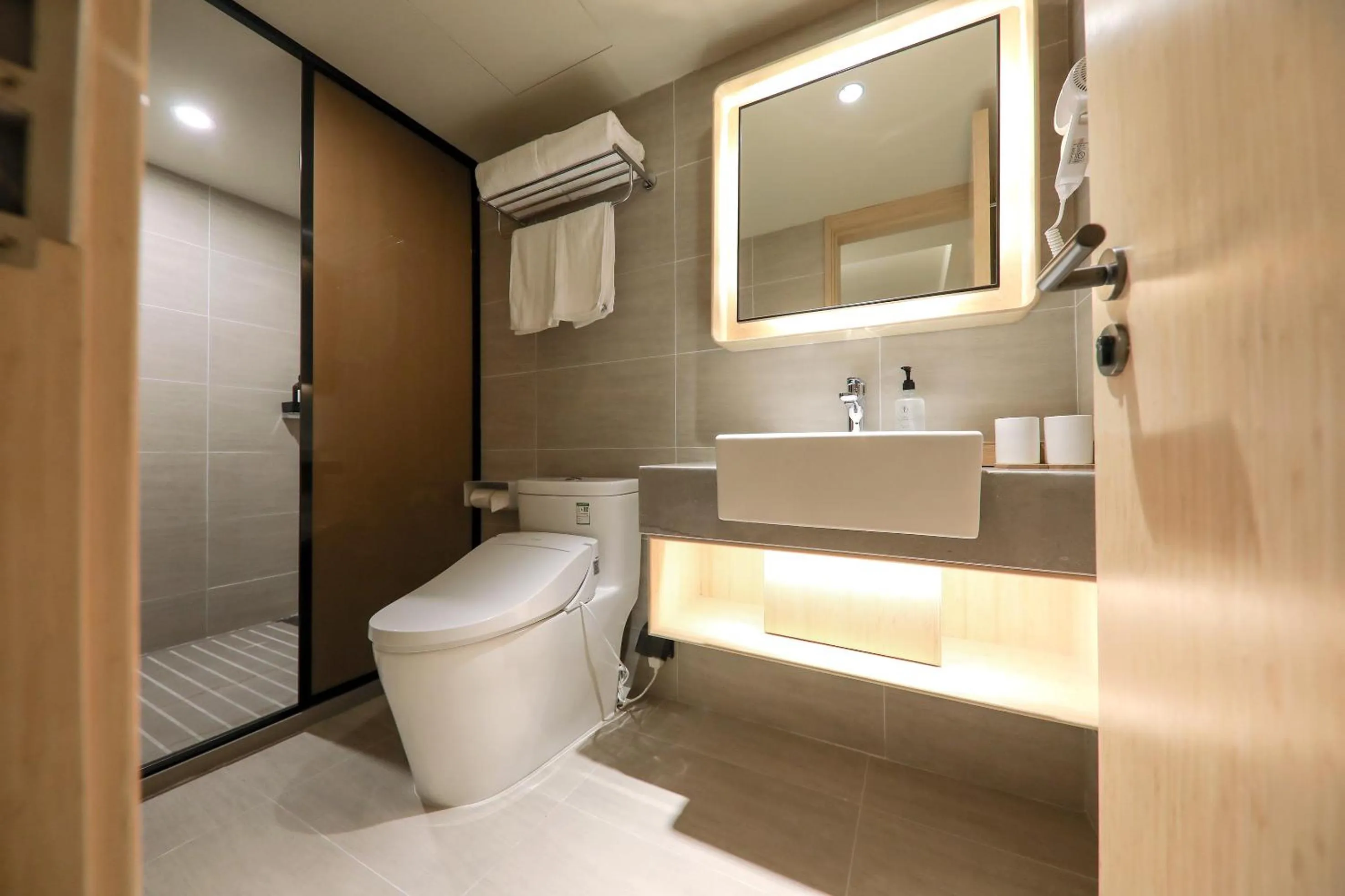 Toilet in Ji Hotel (Shanghai The Bund Sichuan Middle Road)