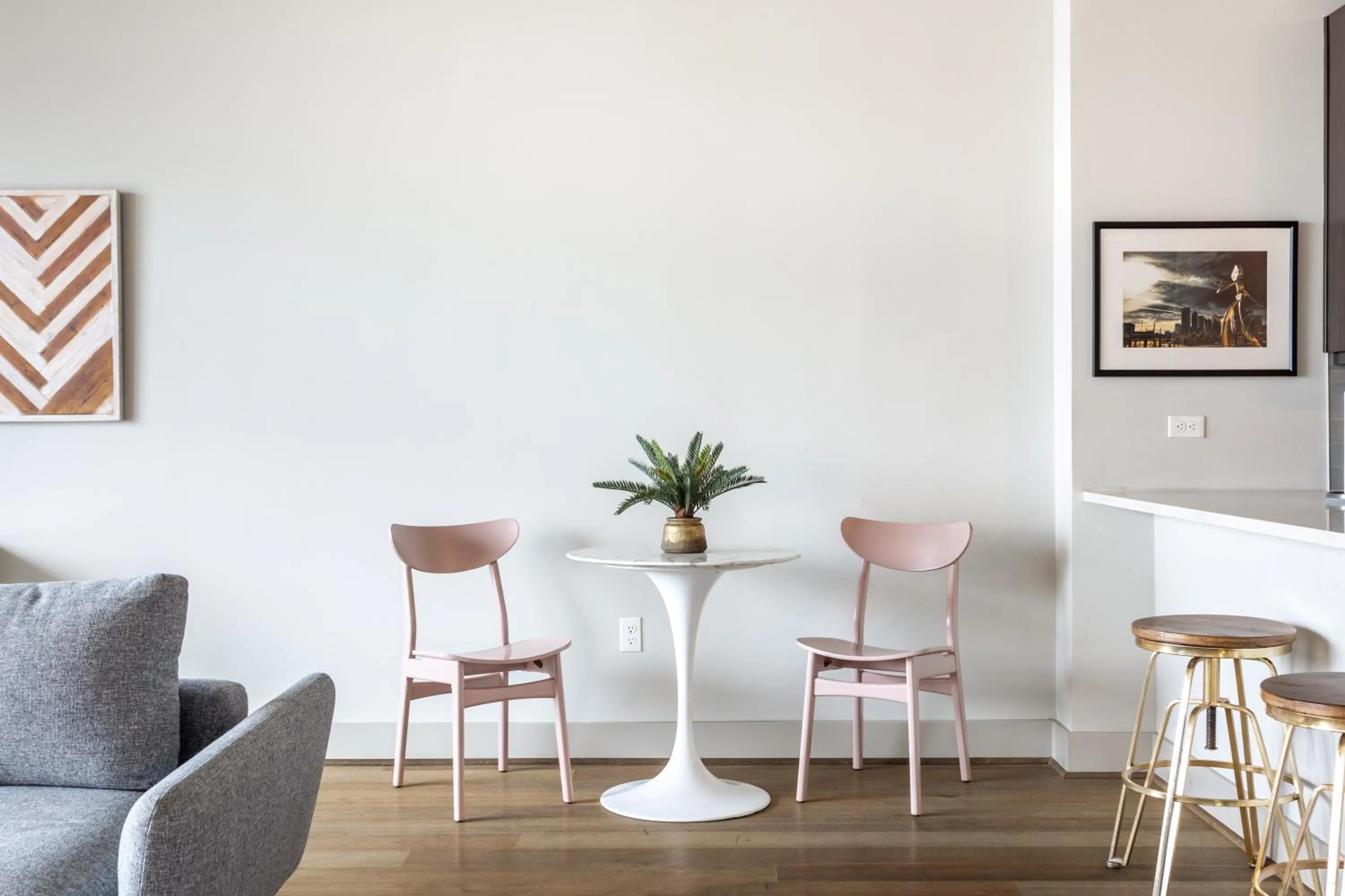 Dining area in Locale Victory Park - Dallas