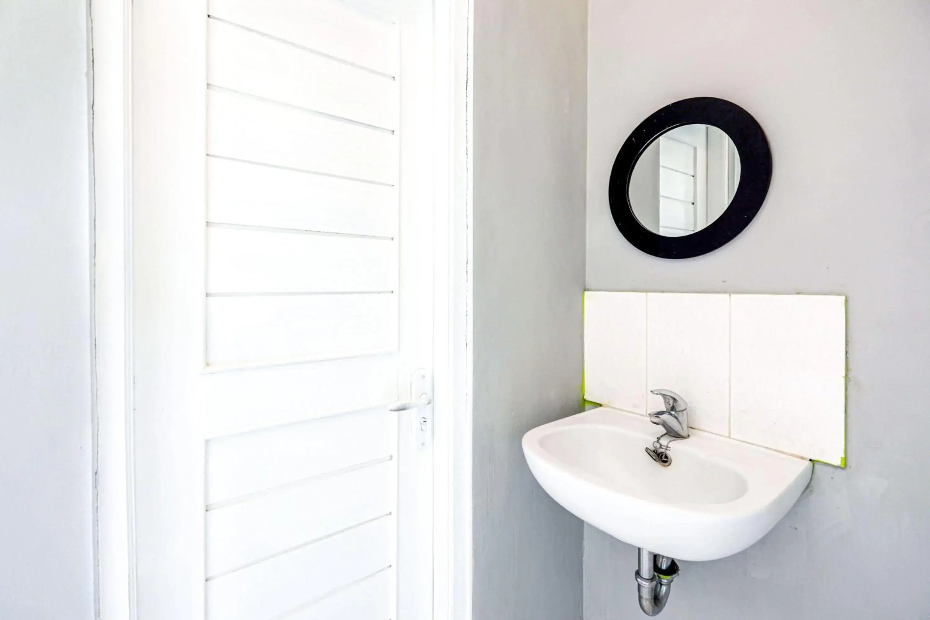 Bathroom in RedDoorz near Solo Square 3 Bathroom in RedDoorz near Solo Square 3