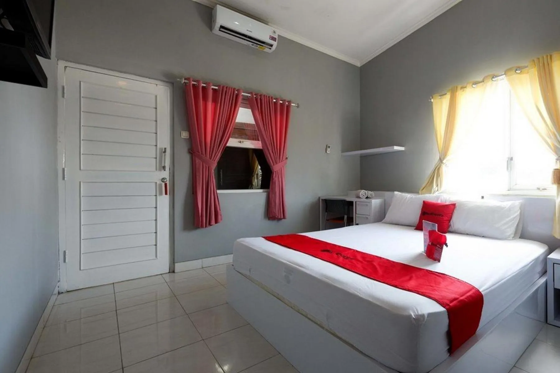 Bedroom, Bed in RedDoorz near Solo Square 3