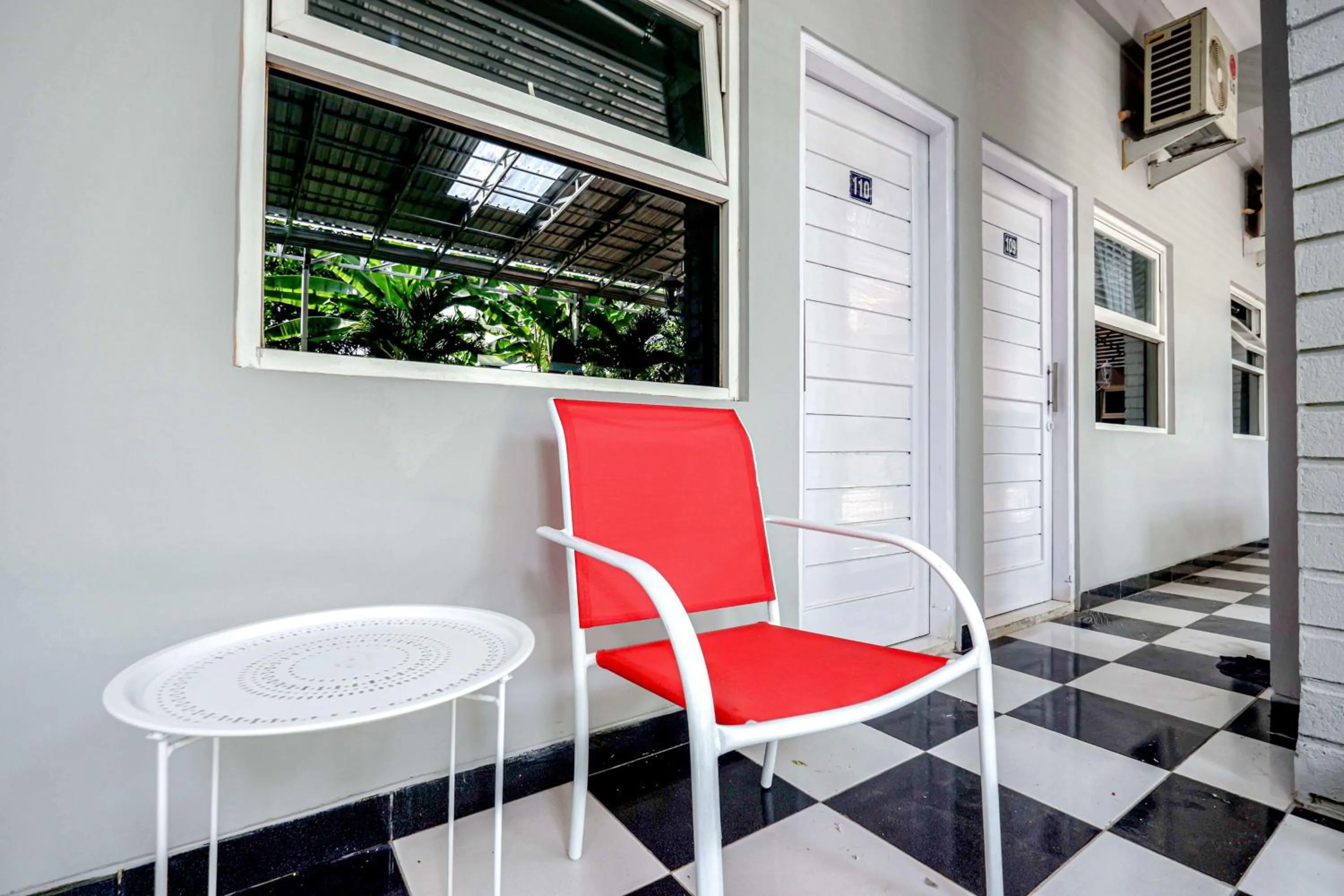 Seating area in RedDoorz near Solo Square 3