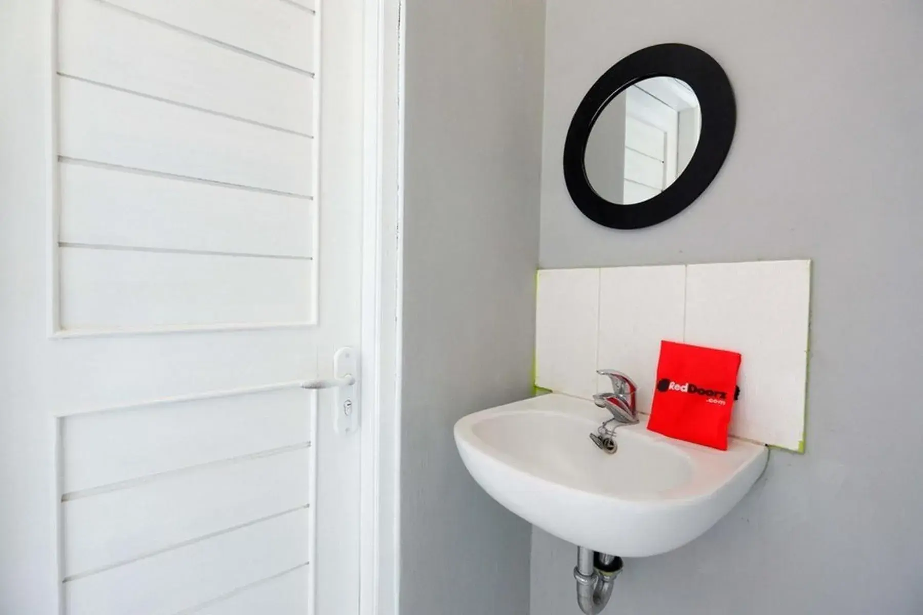 Bathroom in RedDoorz near Solo Square 3 Bathroom in RedDoorz near Solo Square 3