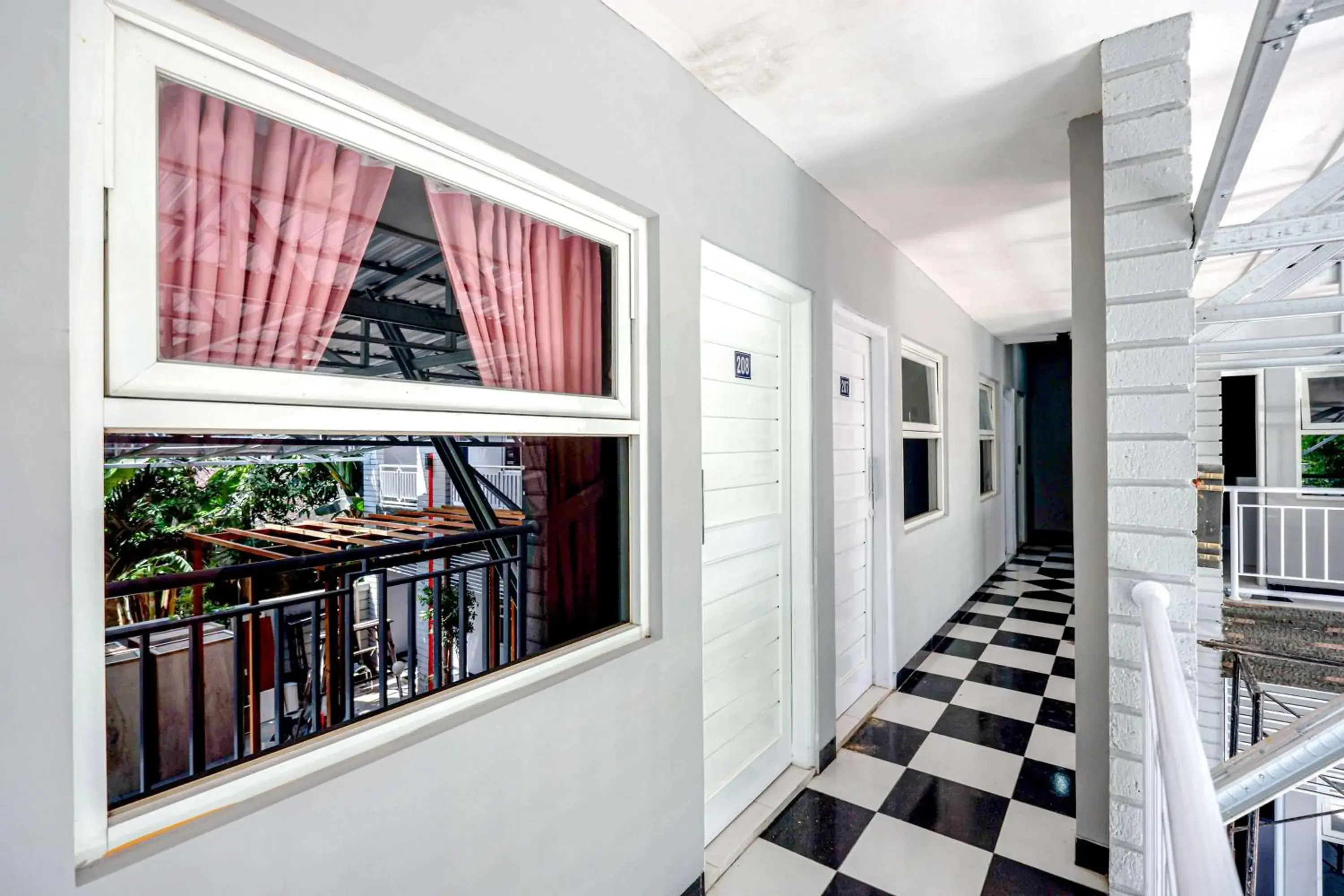 Property building in RedDoorz near Solo Square 3 Property building in RedDoorz near Solo Square 3