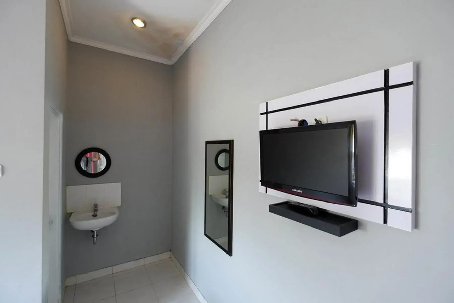 Communal lounge/ TV room in RedDoorz near Solo Square 3 Communal lounge/ TV room in RedDoorz near Solo Square 3