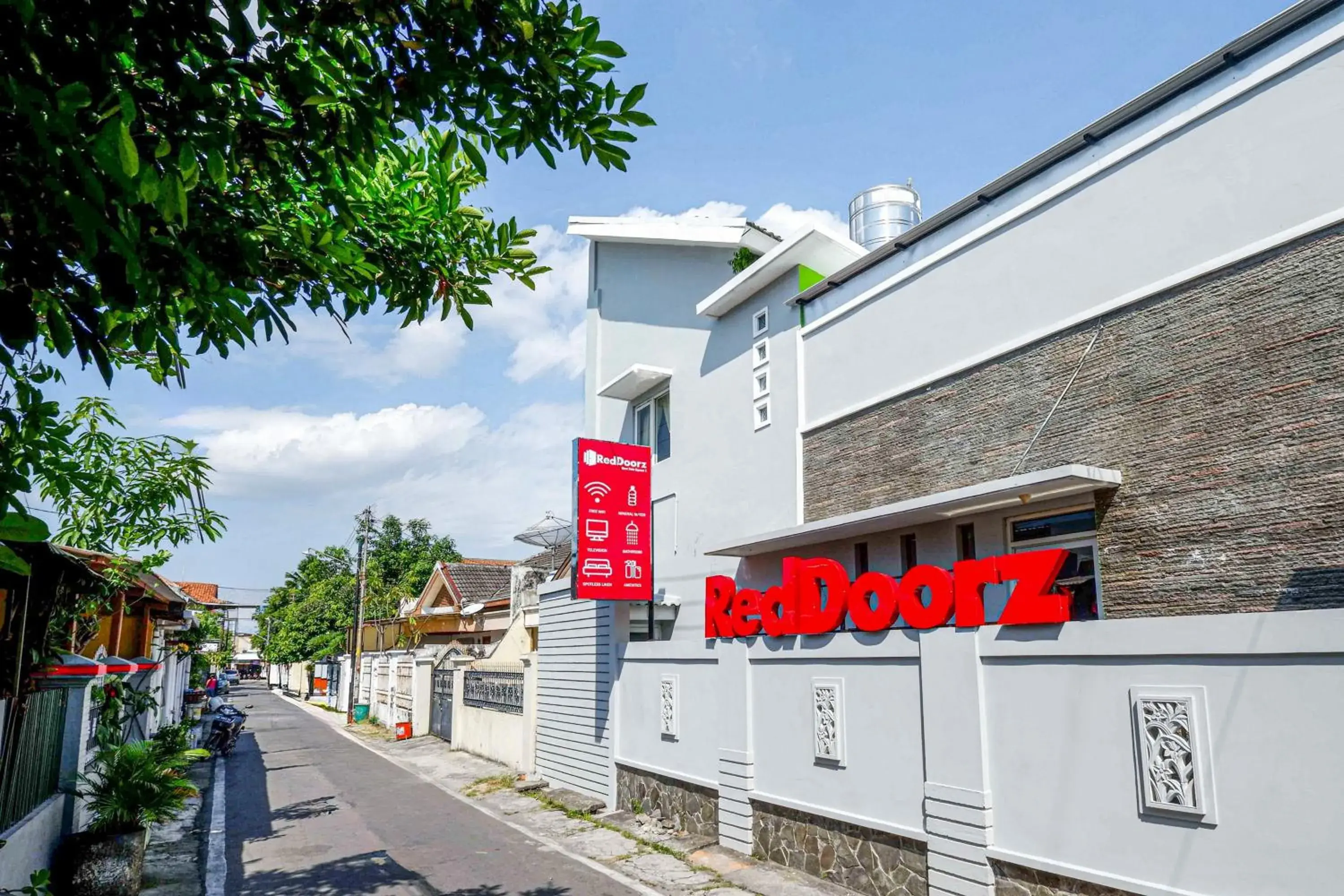 Property logo or sign in RedDoorz near Solo Square 3 Property logo or sign in RedDoorz near Solo Square 3