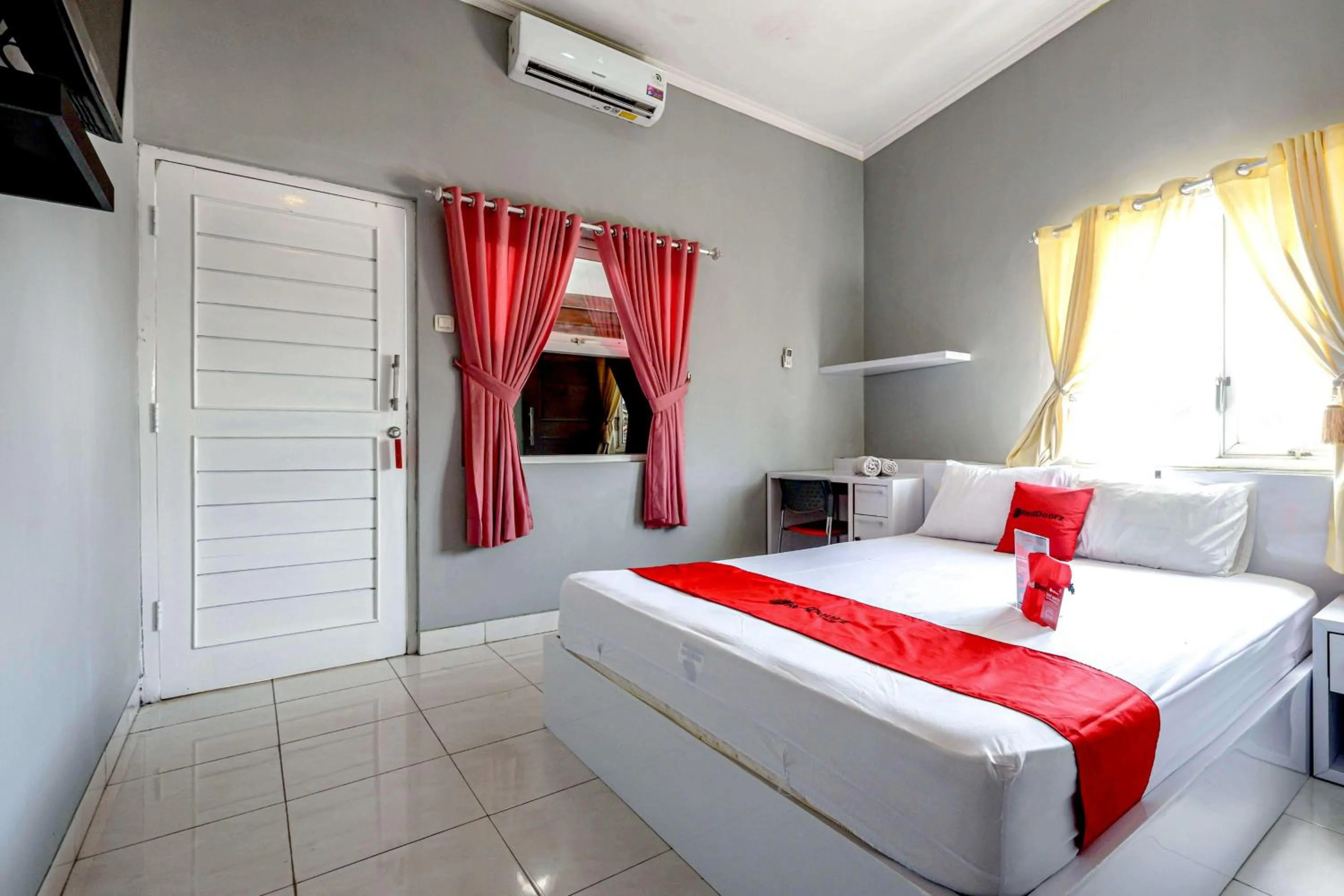 Bedroom, Bed in RedDoorz near Solo Square 3