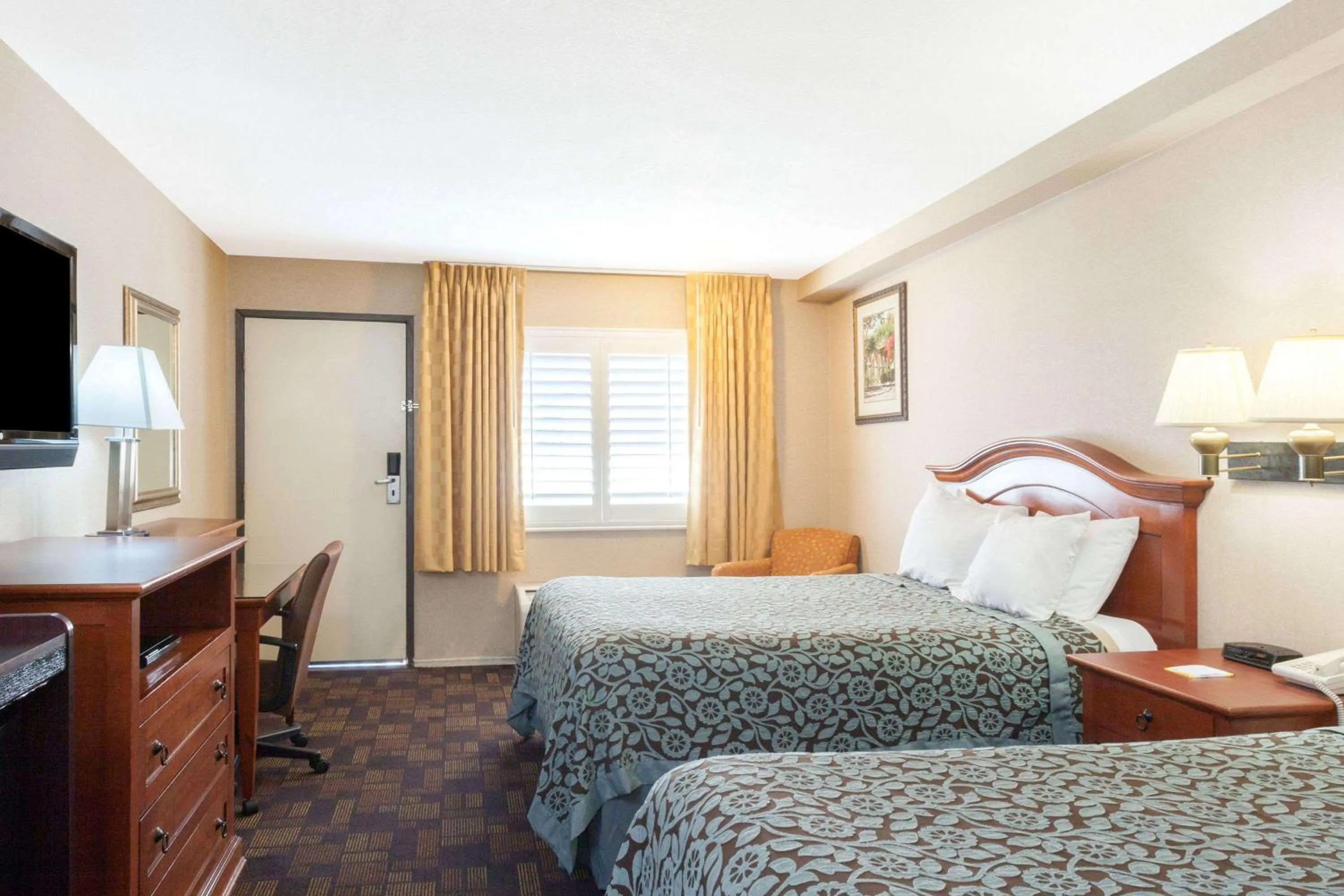 Photo of the whole room, Bed in Days Inn by Wyndham Alhambra CA