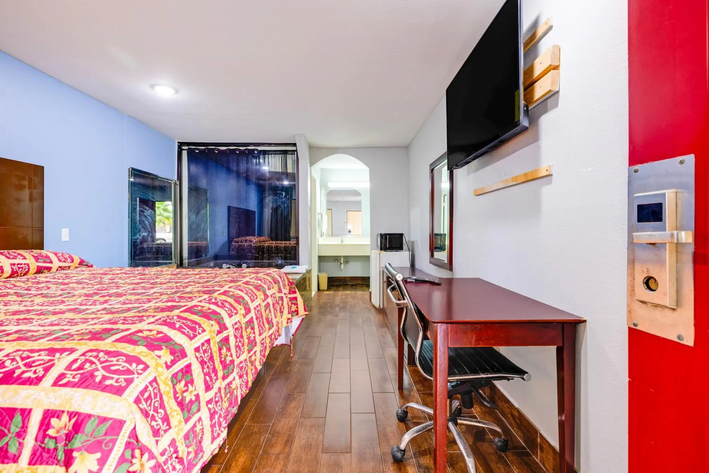 King Bed Smoking with Jetted Tub in Hotel O Luxury Inn Channelview Baytown I-10 King Bed Smoking with Jetted Tub in Hotel O Luxury Inn Channelview Baytown I-10