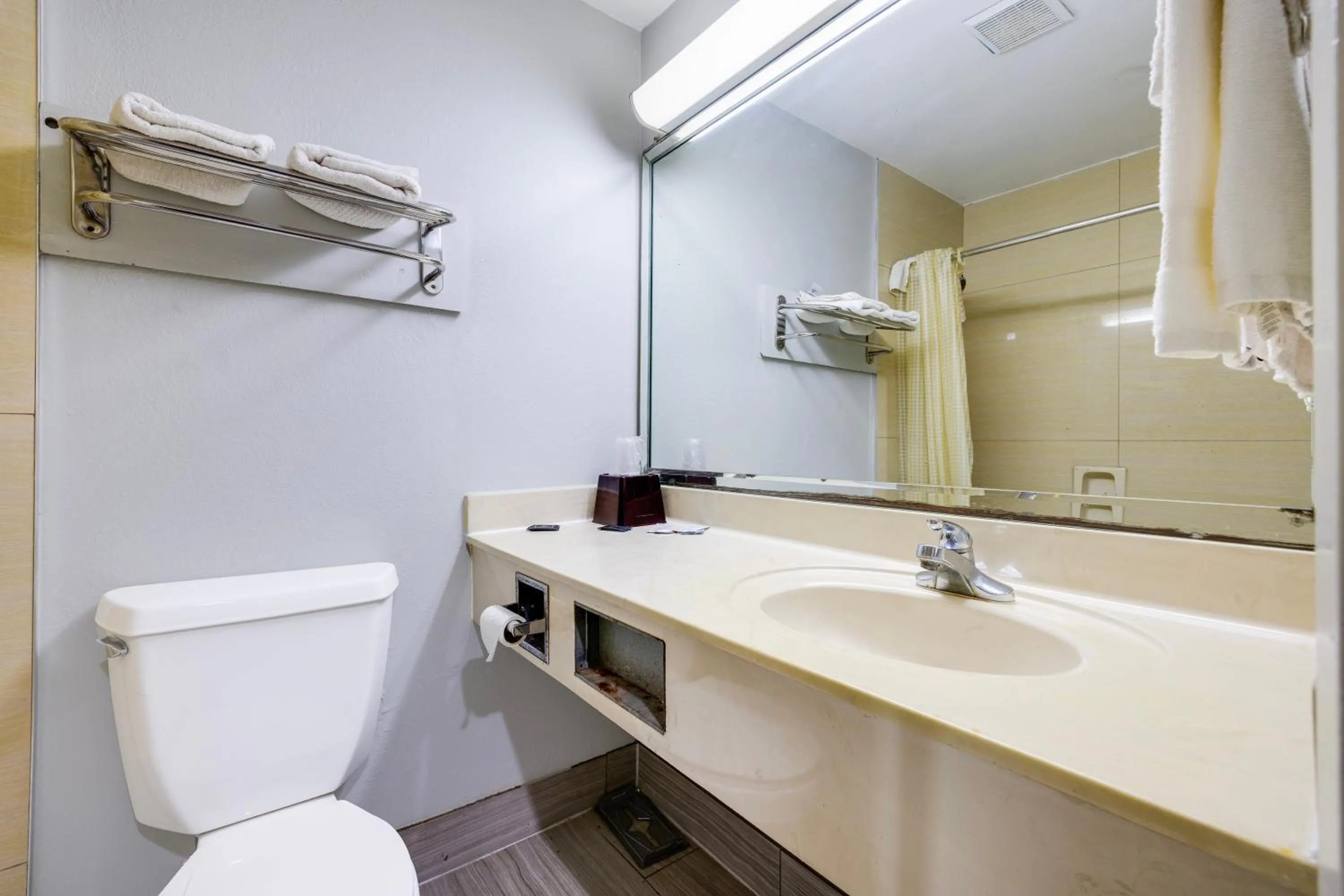 Bathroom in Hotel O Luxury Inn Channelview Baytown I-10