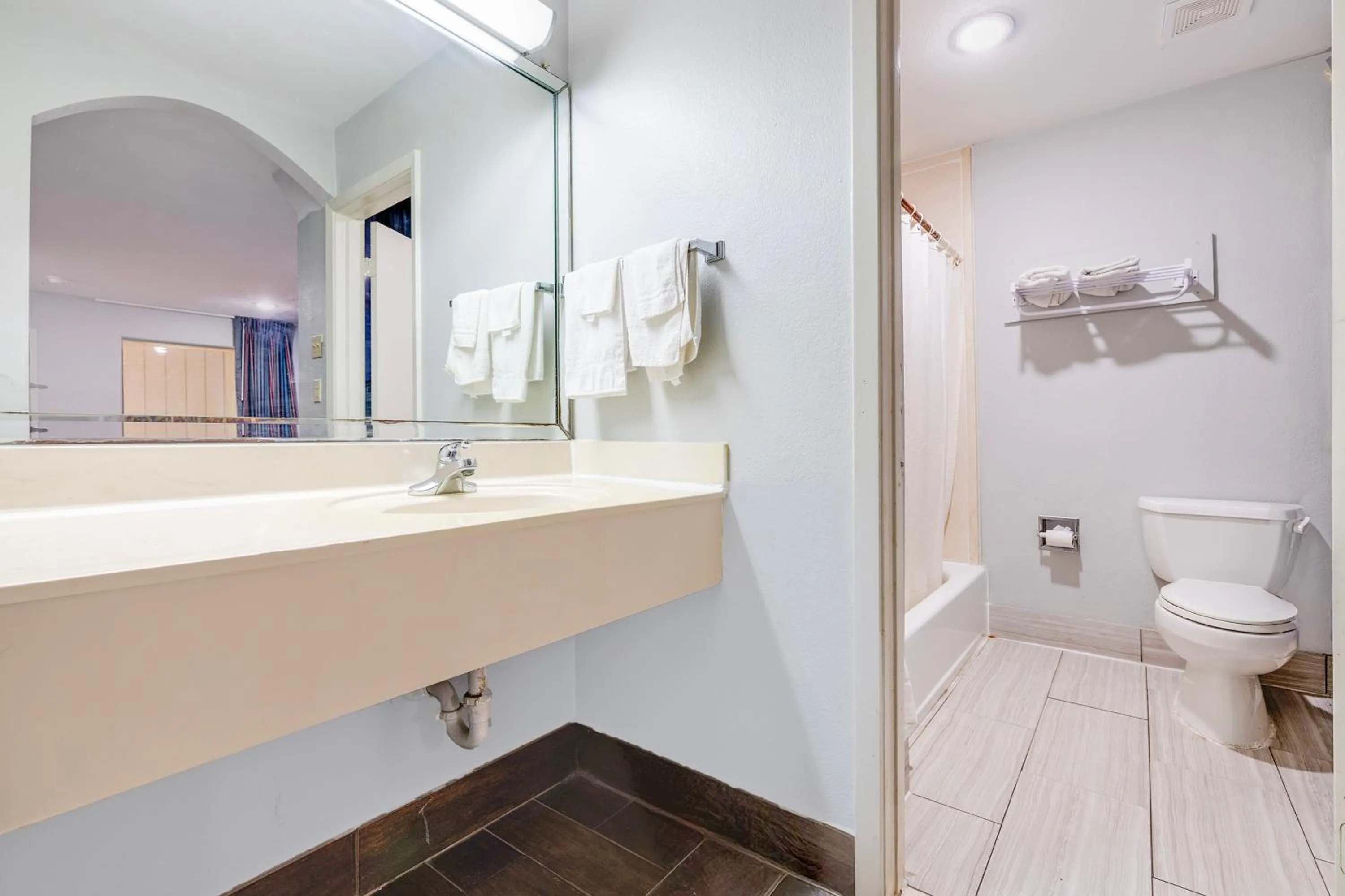 Bathroom in Hotel O Luxury Inn Channelview Baytown I-10