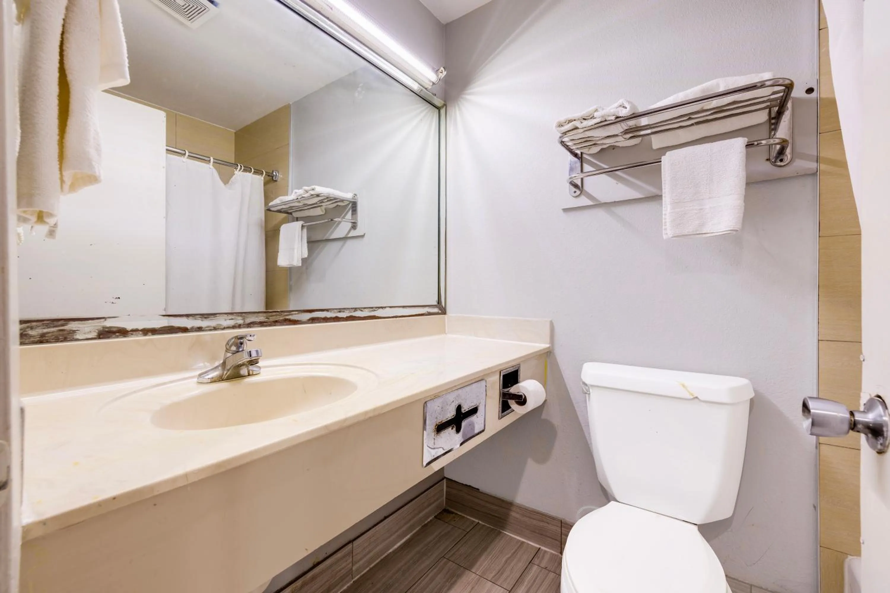 Bathroom in Hotel O Luxury Inn Channelview Baytown I-10