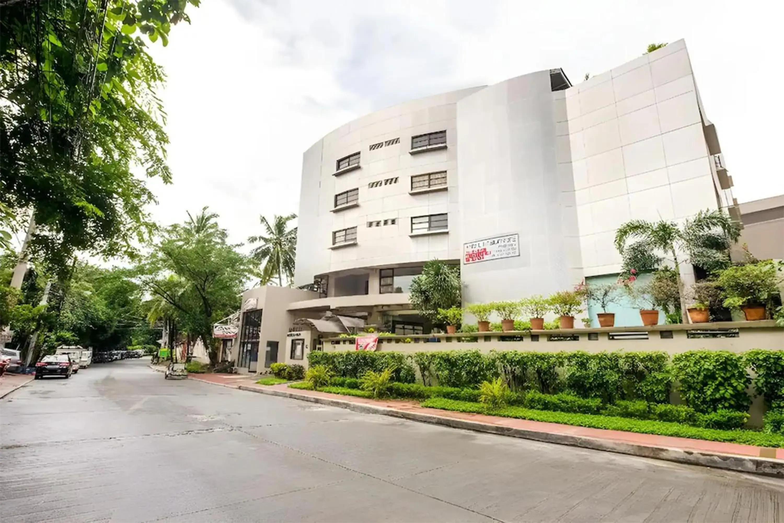 Property building in Anglo Residences Manila Property building in Anglo Residences Manila