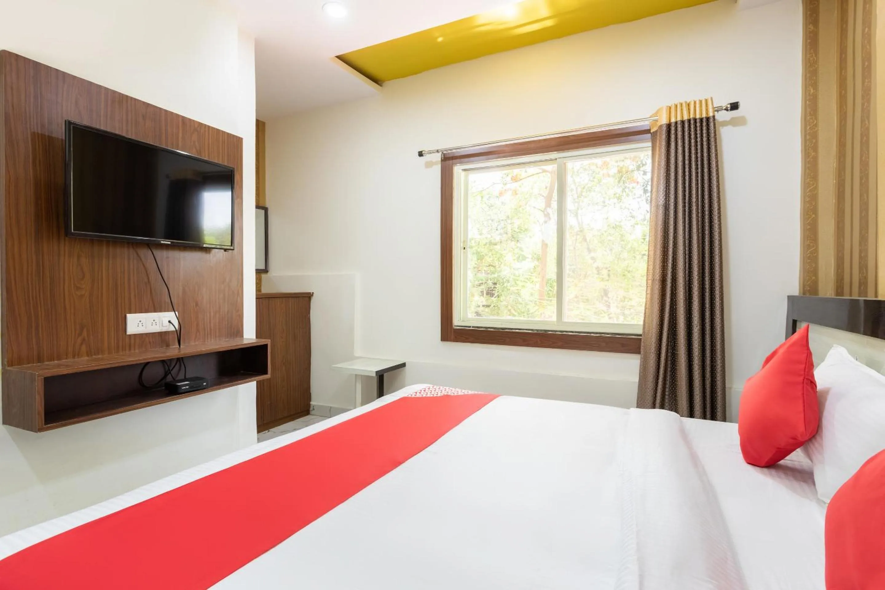 Bedroom, Bed in Hotel O Savitri Regency