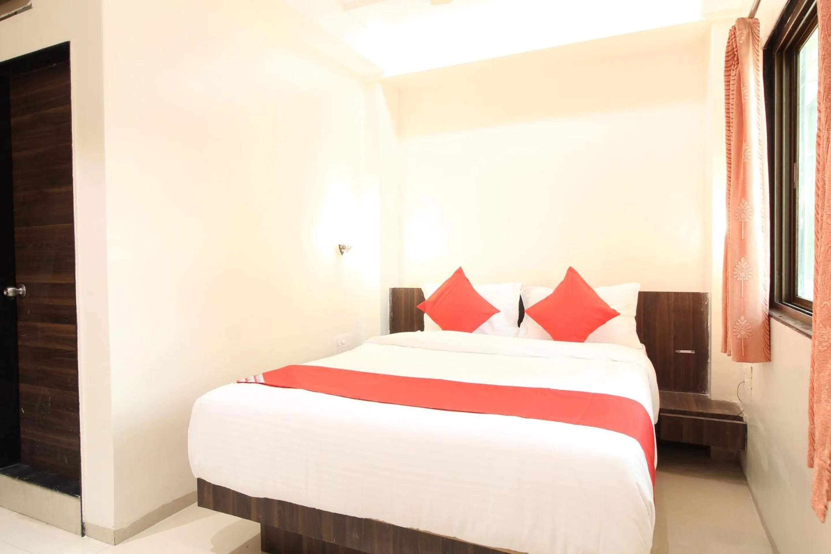 Bedroom, Bed in Hotel O New Pune