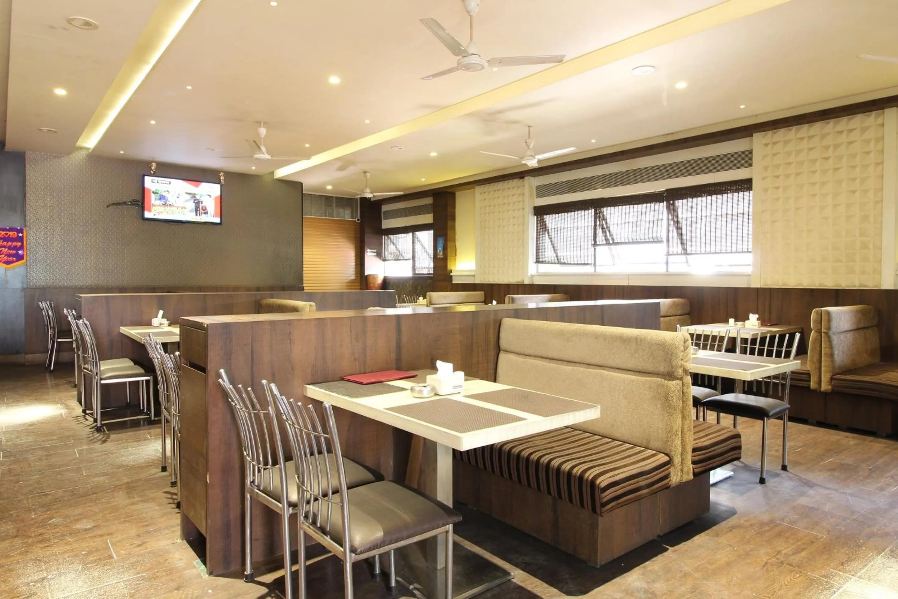 Restaurant/places to eat in Hotel O New Pune