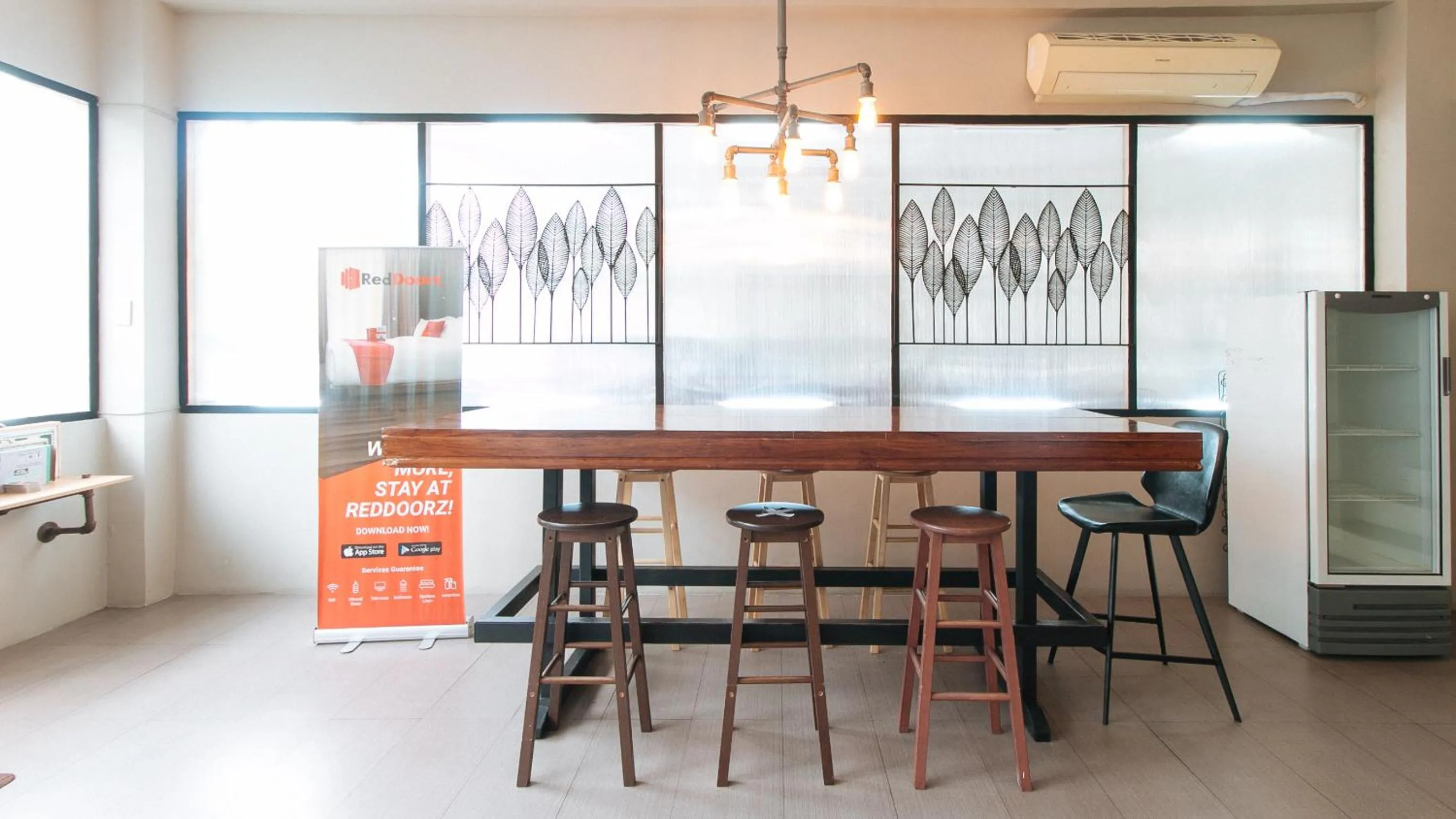 Seating area in RedDoorz near Osmeña Hway2 - Quarantine Hotel