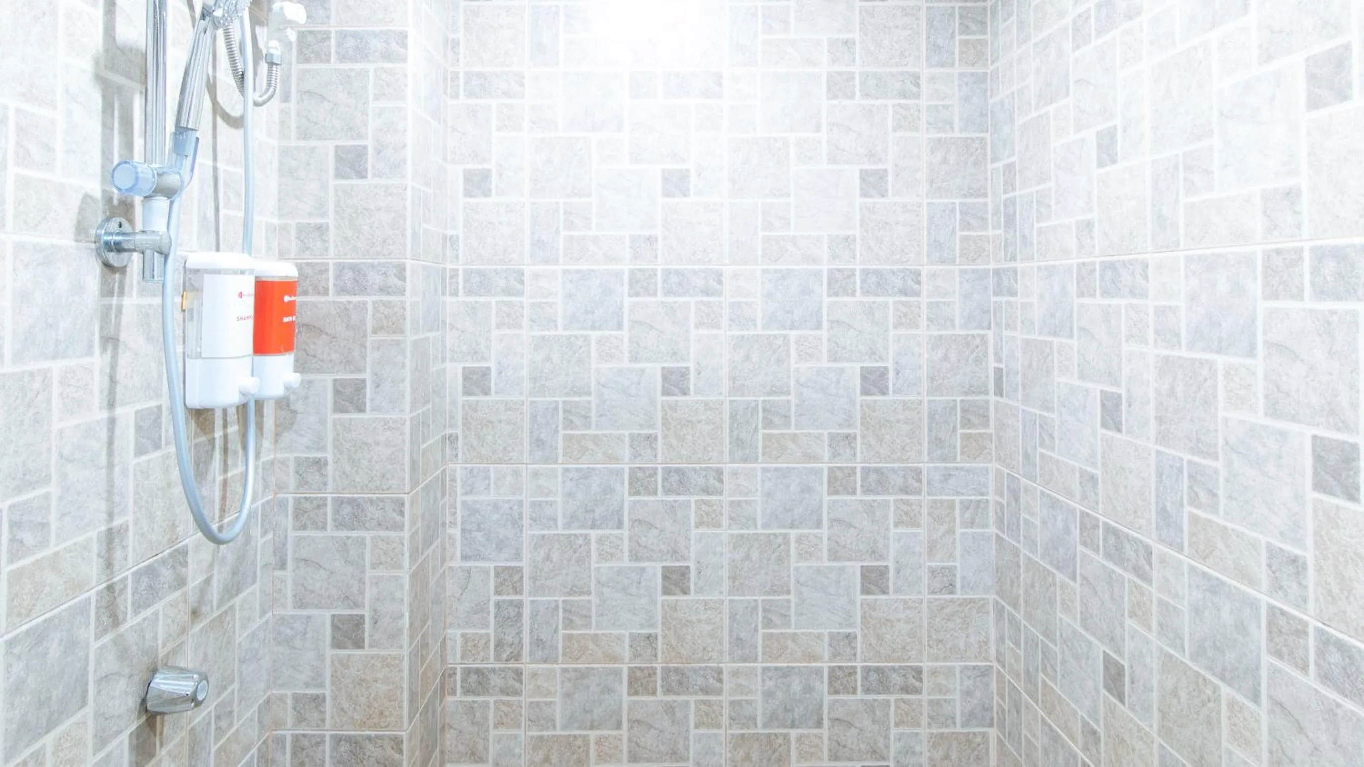 Shower, Bathroom in RedDoorz near Osmeña Hway2 - Quarantine Hotel