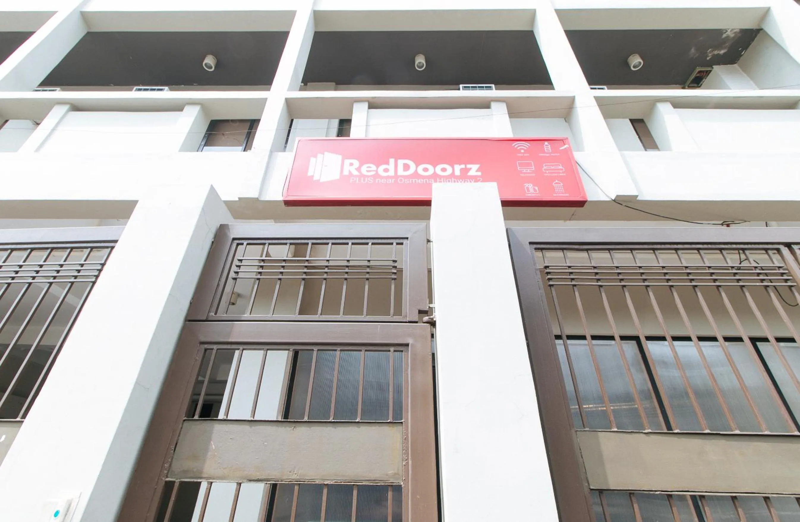 Facade/entrance in RedDoorz near Osmeña Hway2 - Quarantine Hotel