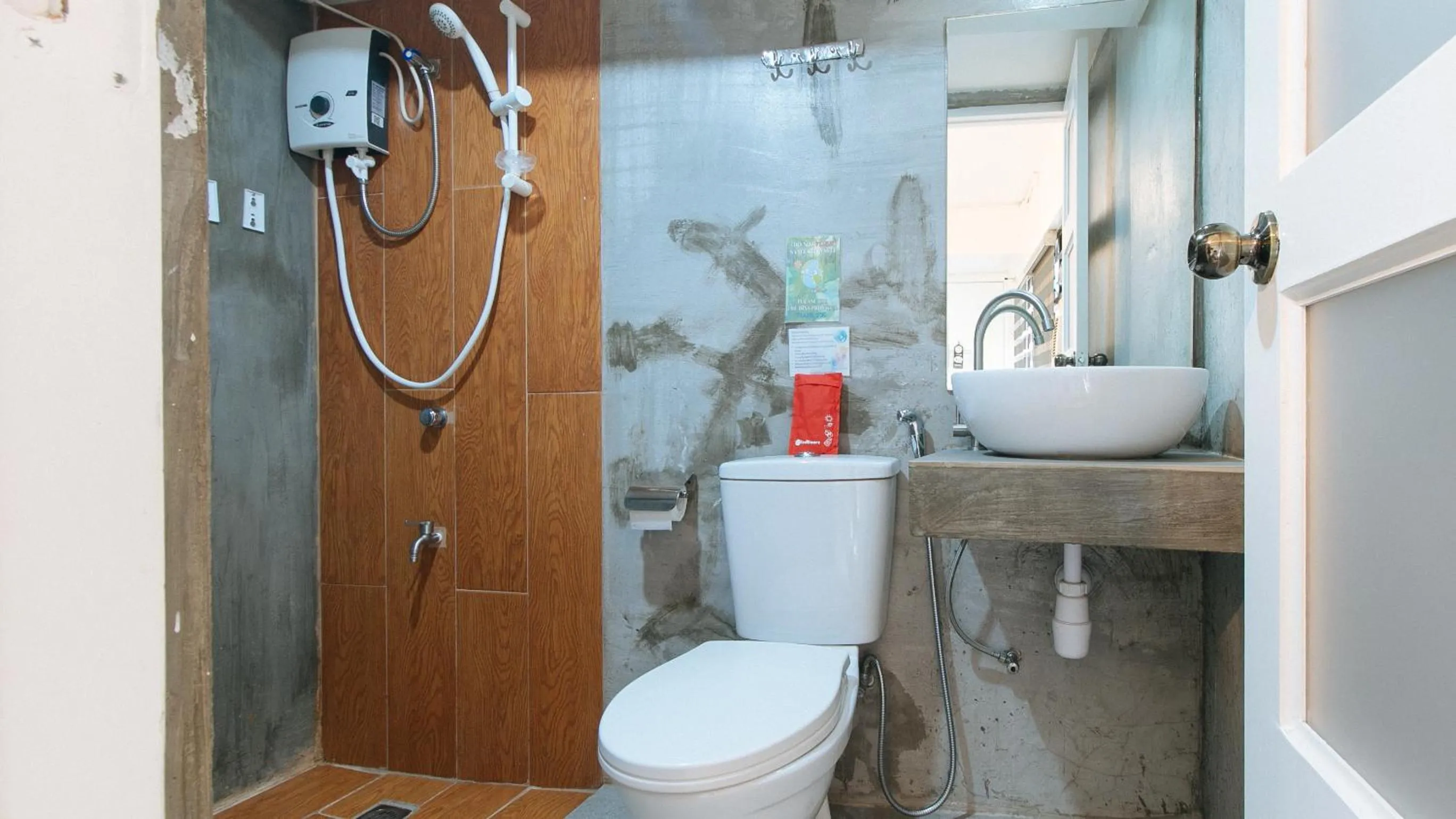 Bathroom in RedDoorz Plus at BGC near St Lukes