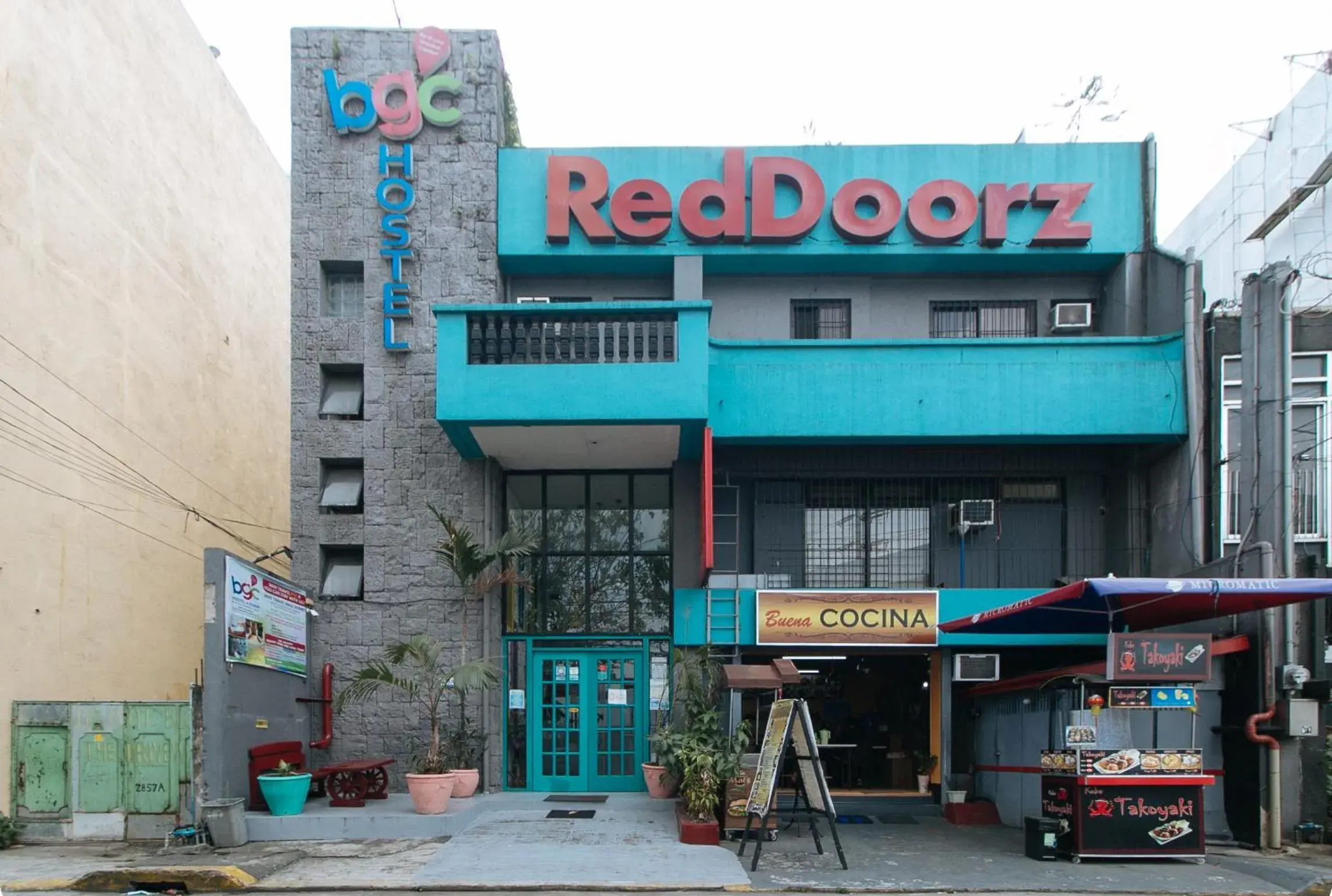 Property building in RedDoorz Plus at BGC near St Lukes Property building in RedDoorz Plus at BGC near St Lukes