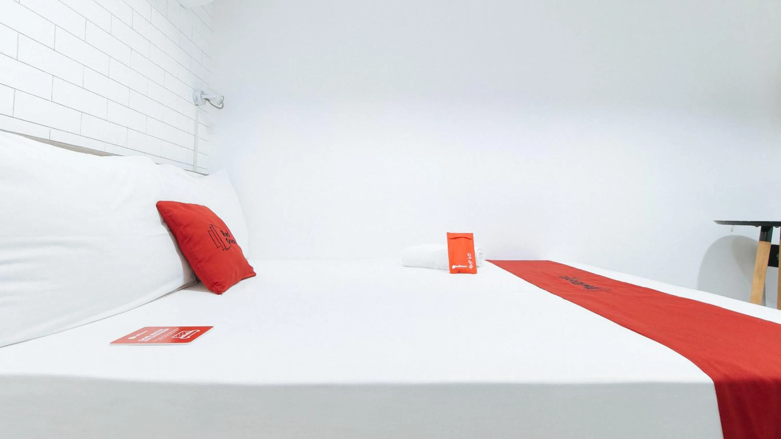 Bed in RedDoorz Plus at BGC near St Lukes