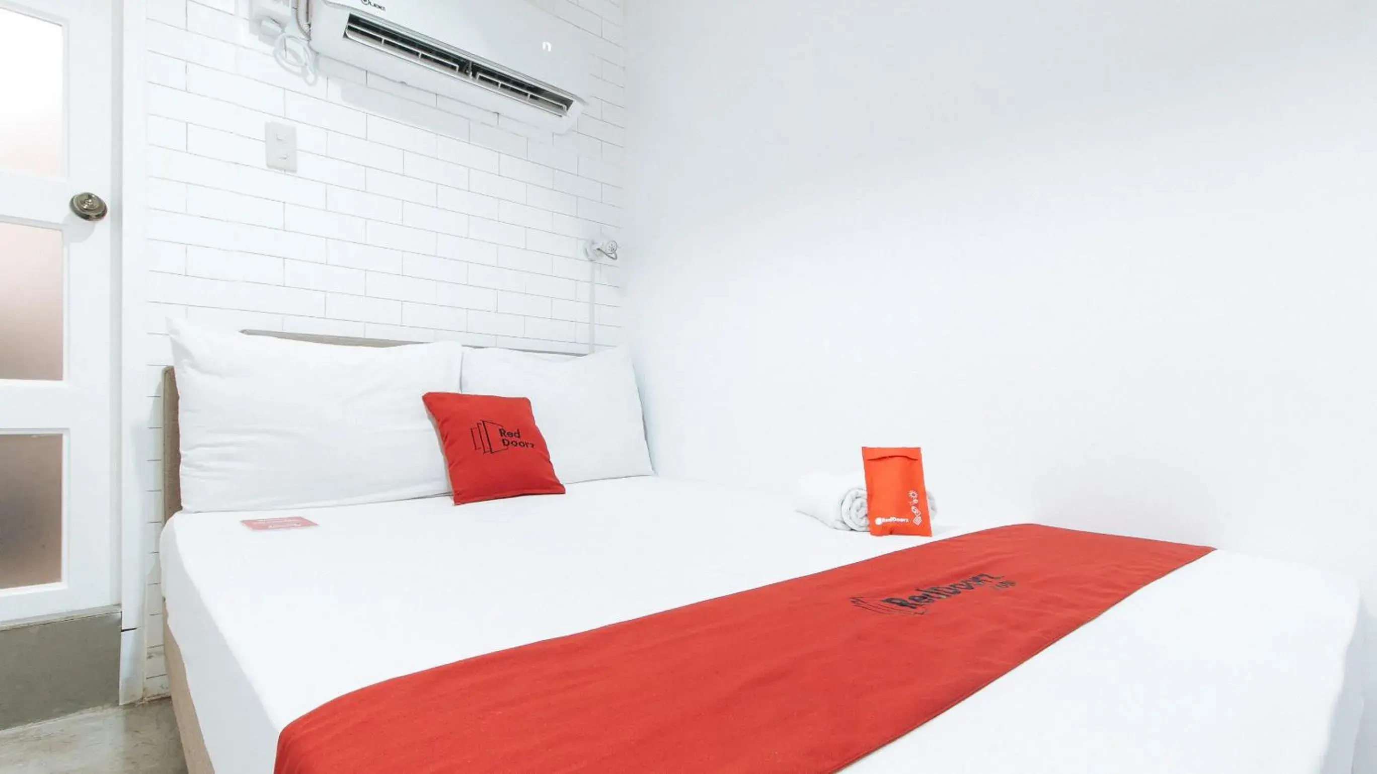 Bedroom, Bed in RedDoorz Plus at BGC near St Lukes Bedroom, Bed in RedDoorz Plus at BGC near St Lukes