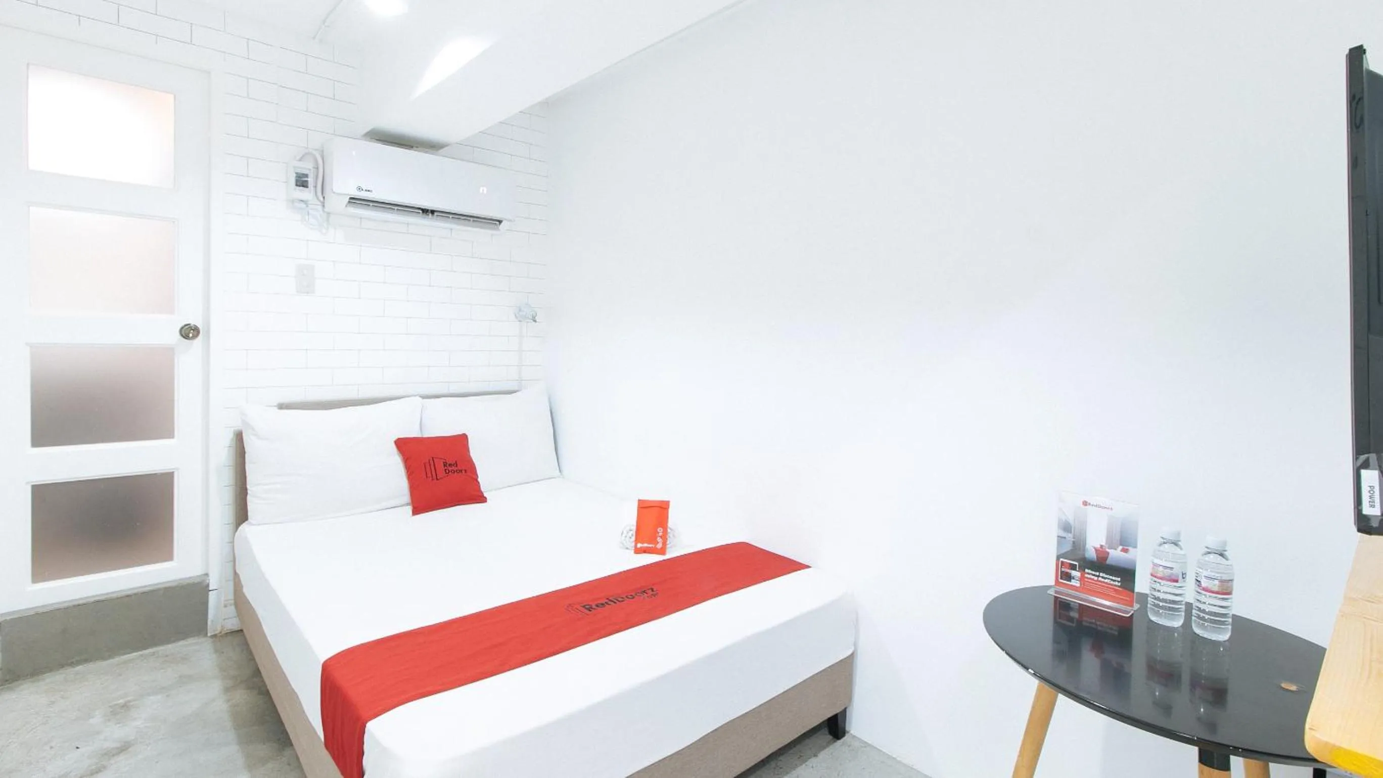Bed in RedDoorz Plus at BGC near St Lukes