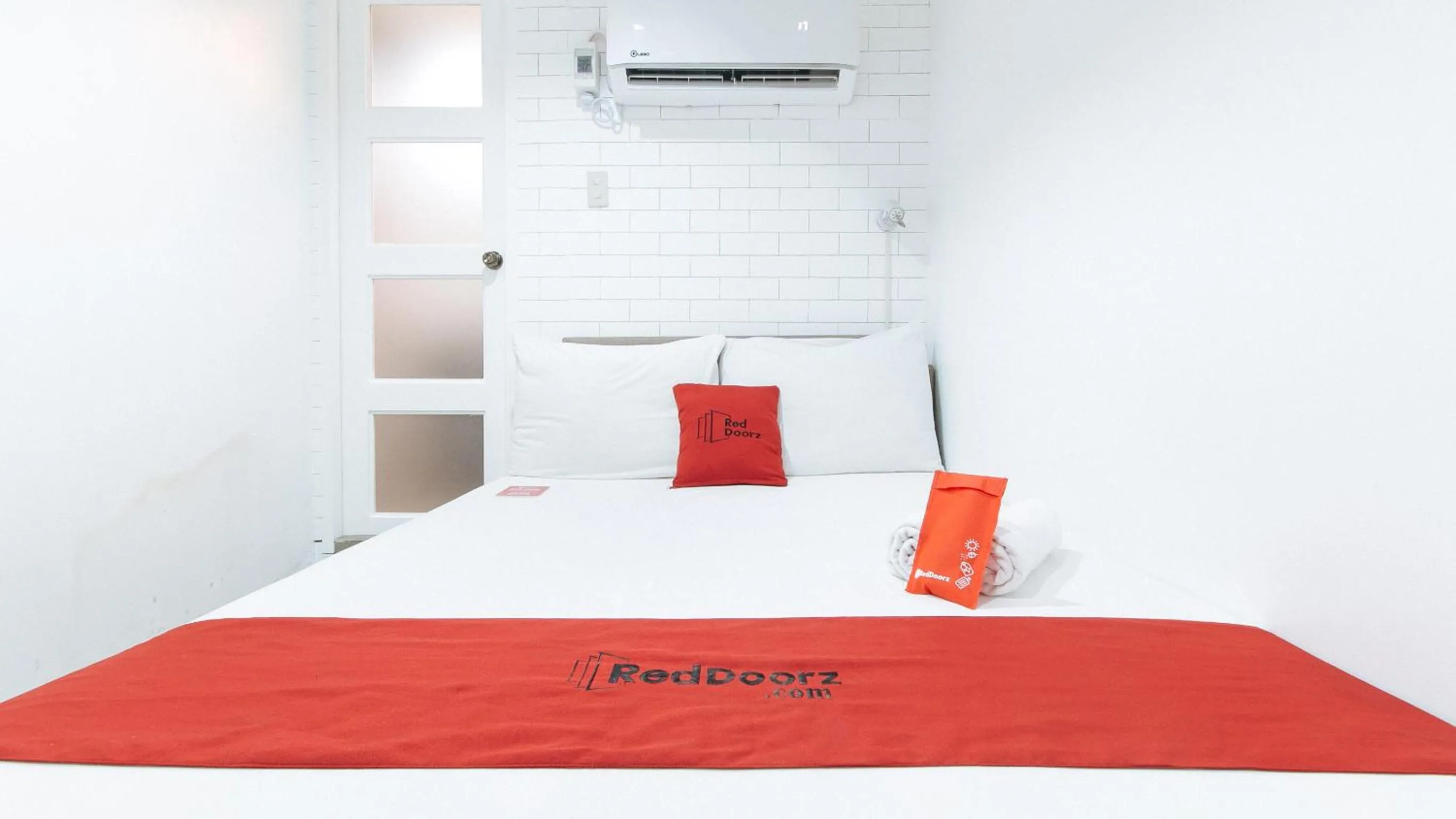 Bed in RedDoorz Plus at BGC near St Lukes