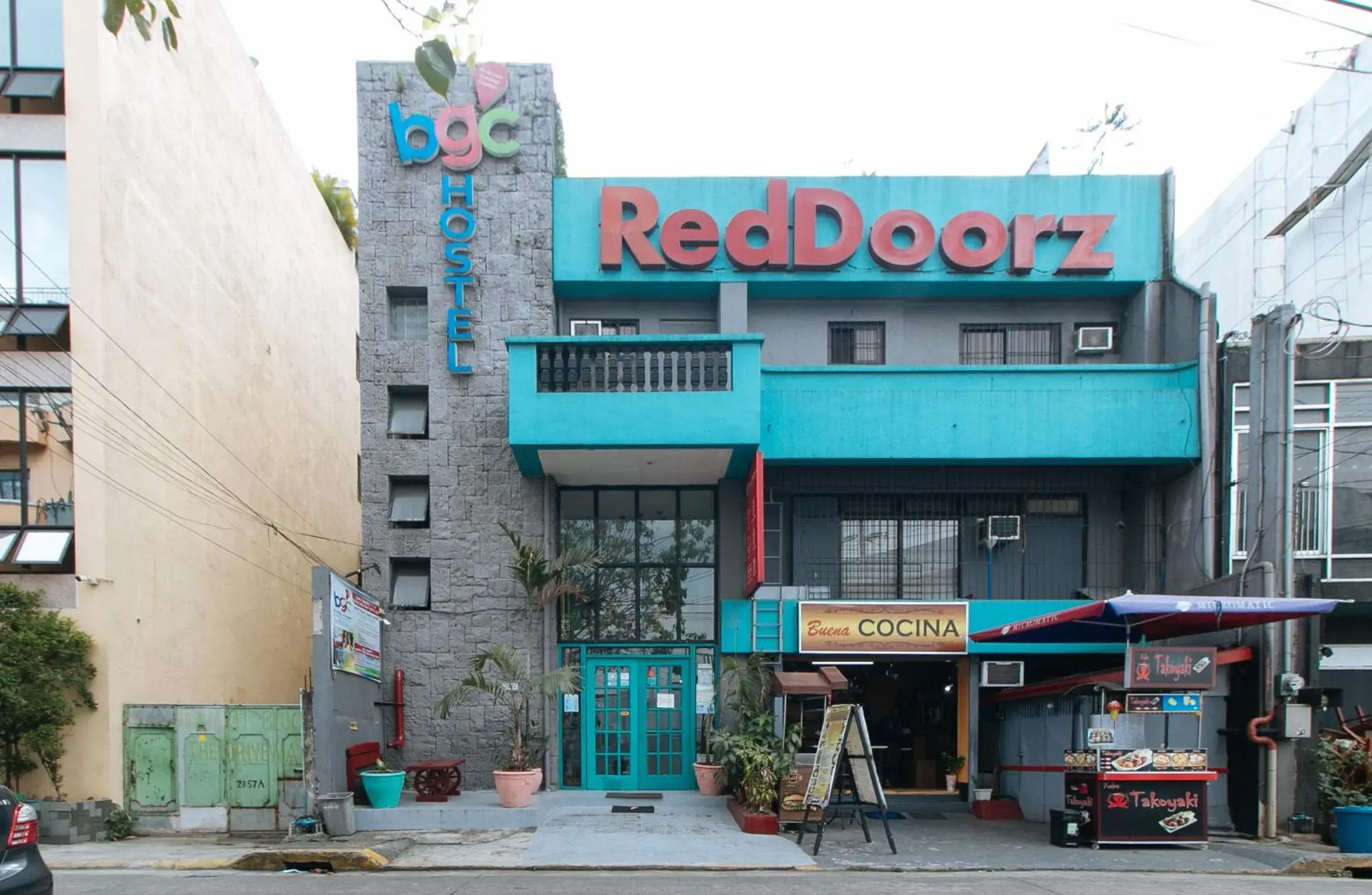 Property building in RedDoorz Plus at BGC near St Lukes Property building in RedDoorz Plus at BGC near St Lukes