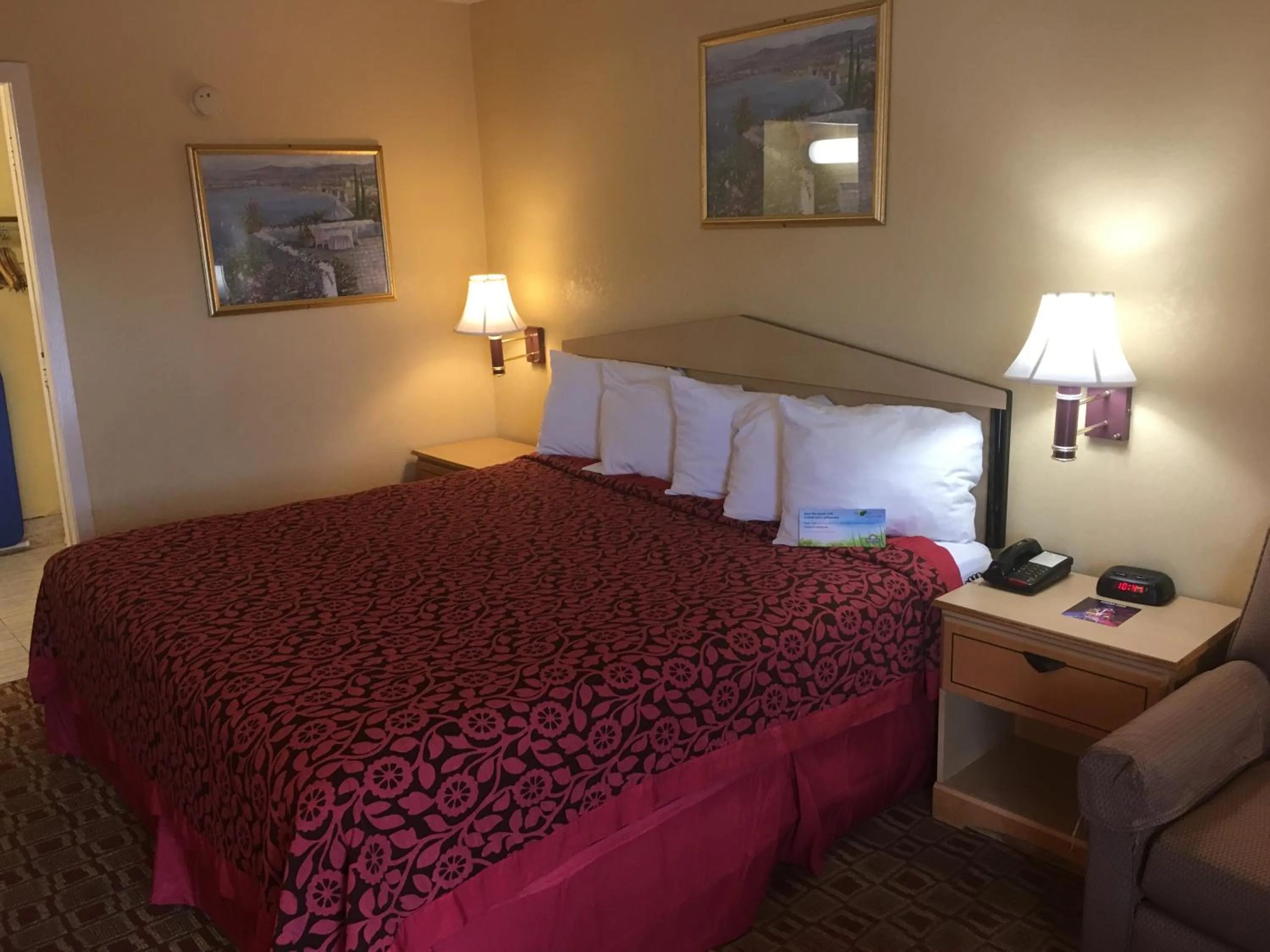 Bed in Days Inn by Wyndham Yazoo City
