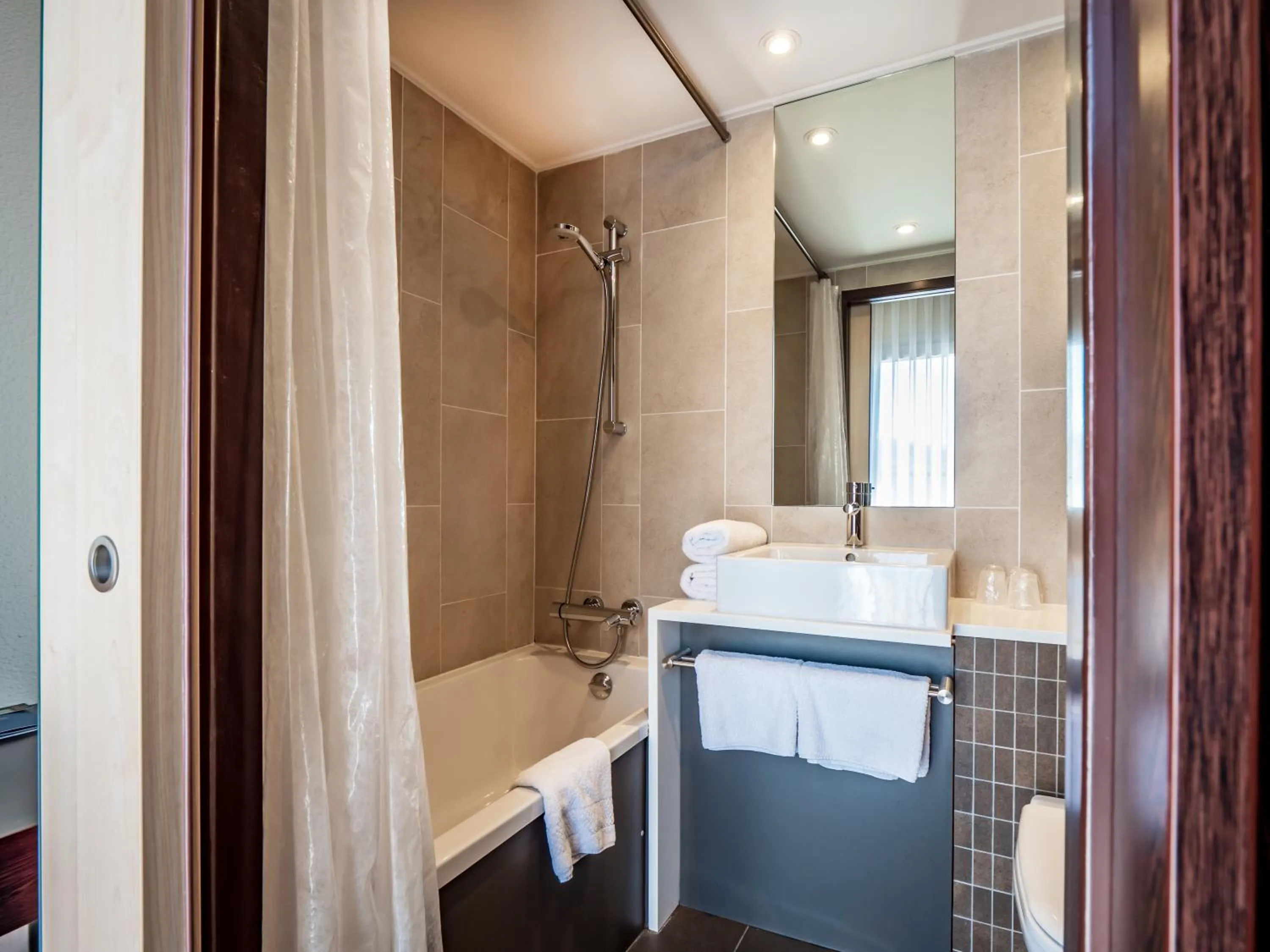 Bathroom, Bed in Hôtel de Bonlieu