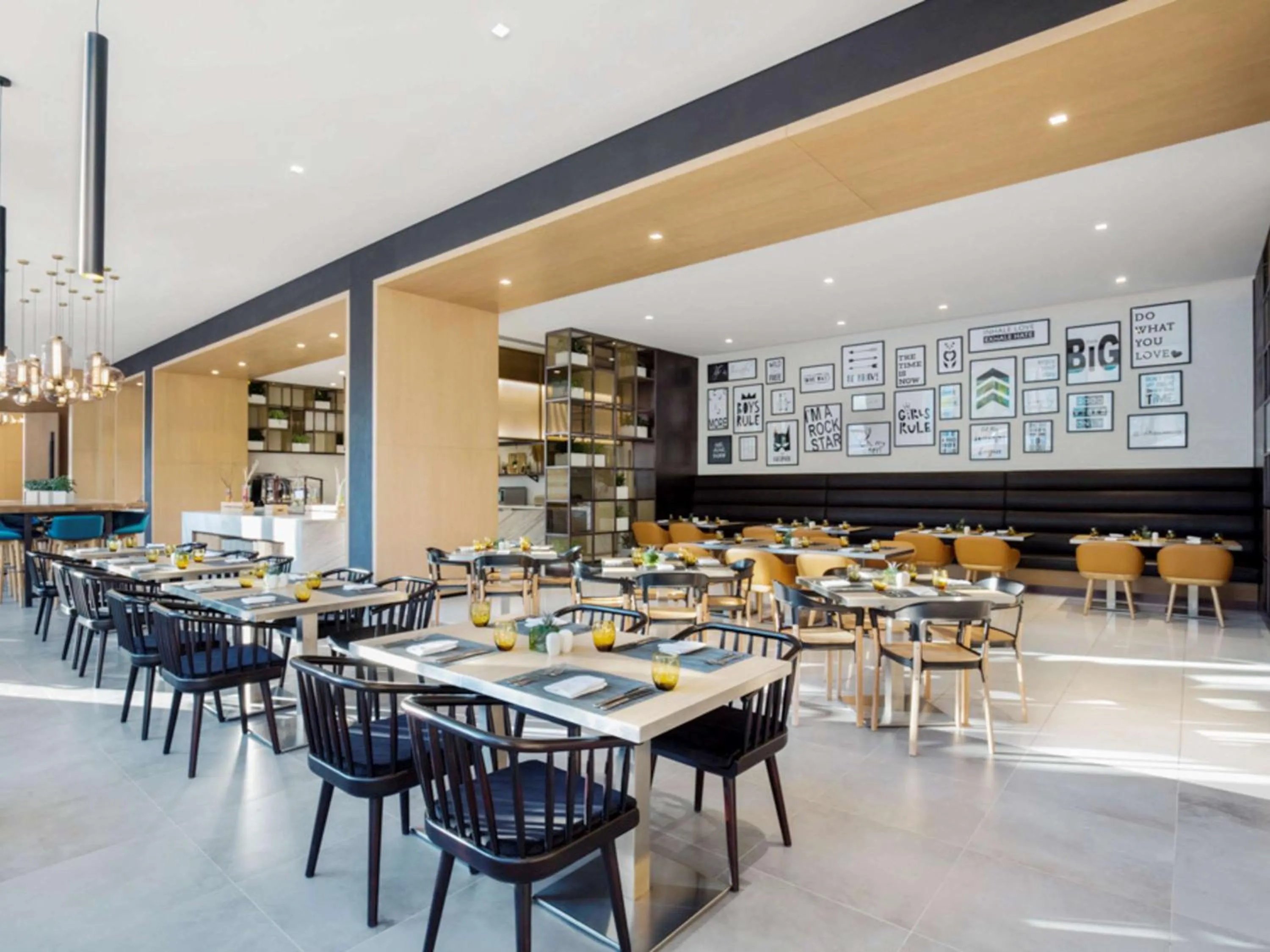 Restaurant/places to eat in Novotel Bur Dubai - Healthcare City