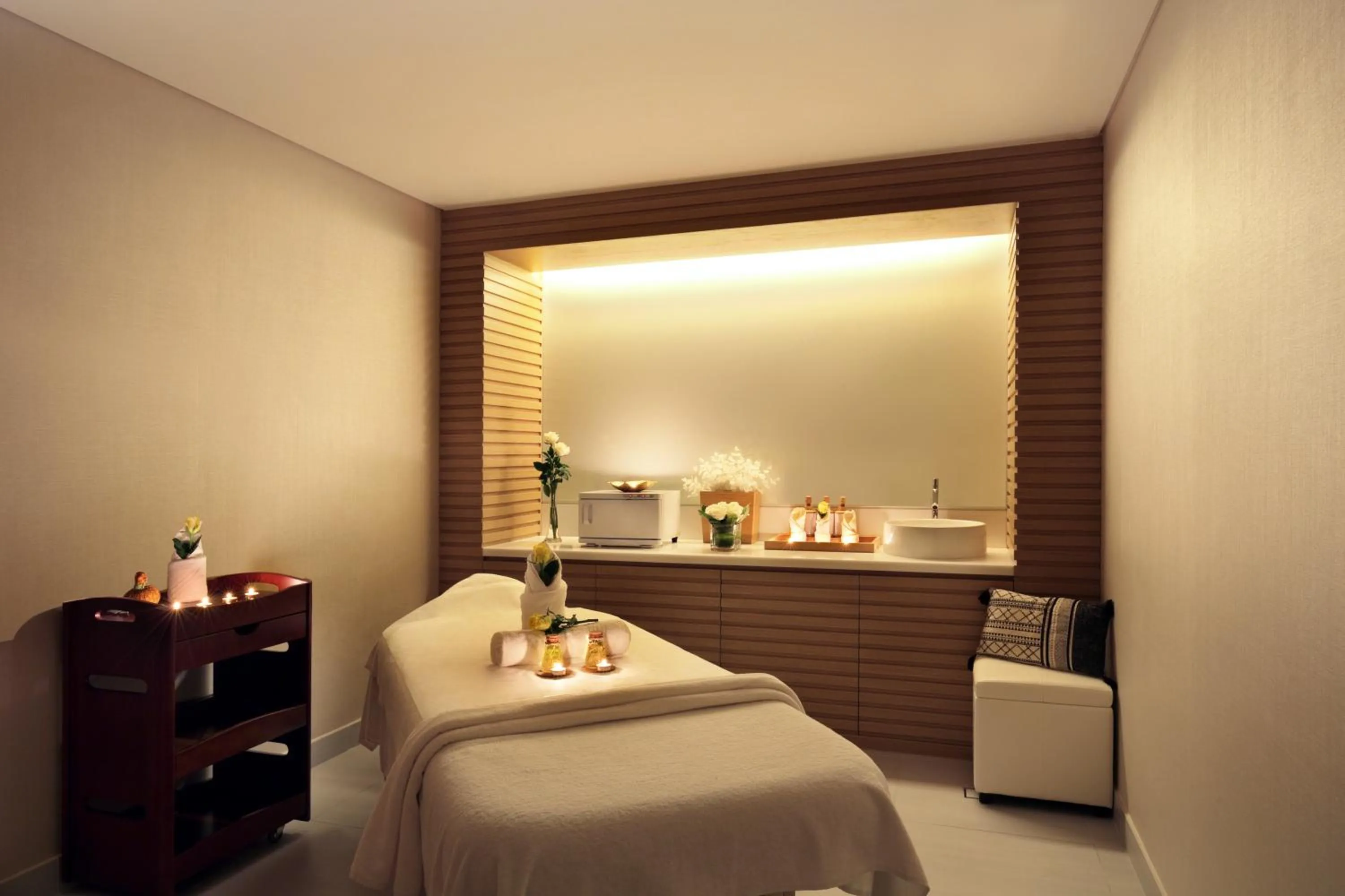 Massage, Bed in Novotel Bur Dubai - Healthcare City