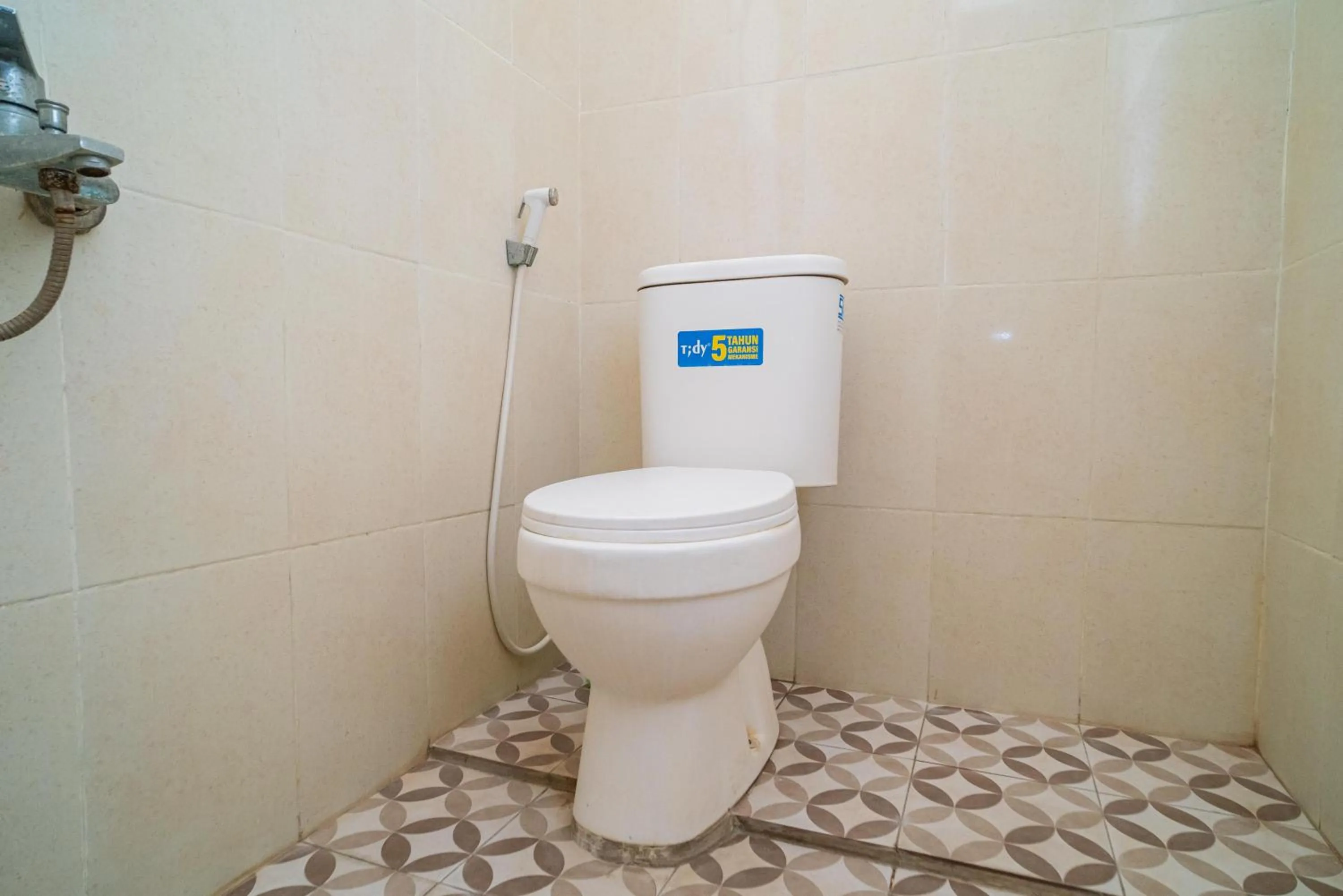 Bathroom in RedDoorz Syariah near Jembatan Merah Plaza