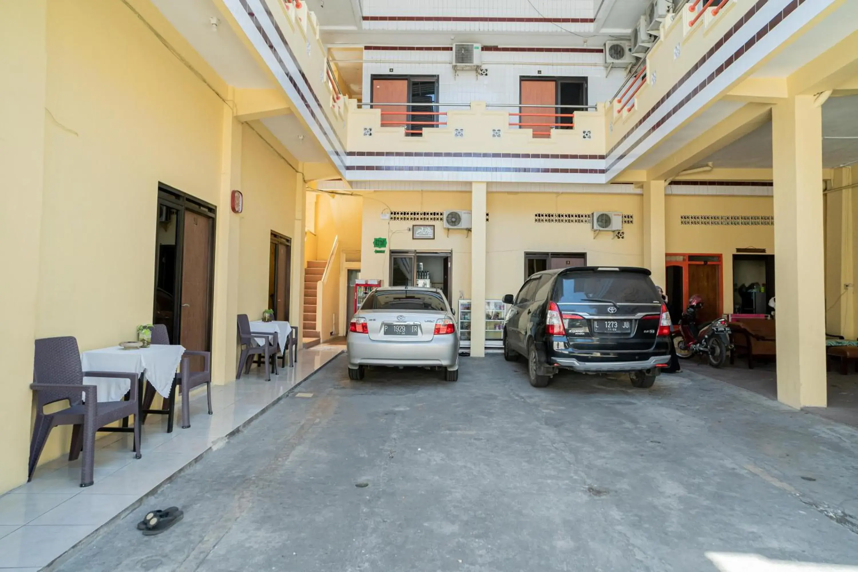 Facade/entrance in RedDoorz Syariah near Jembatan Merah Plaza Facade/entrance in RedDoorz Syariah near Jembatan Merah Plaza