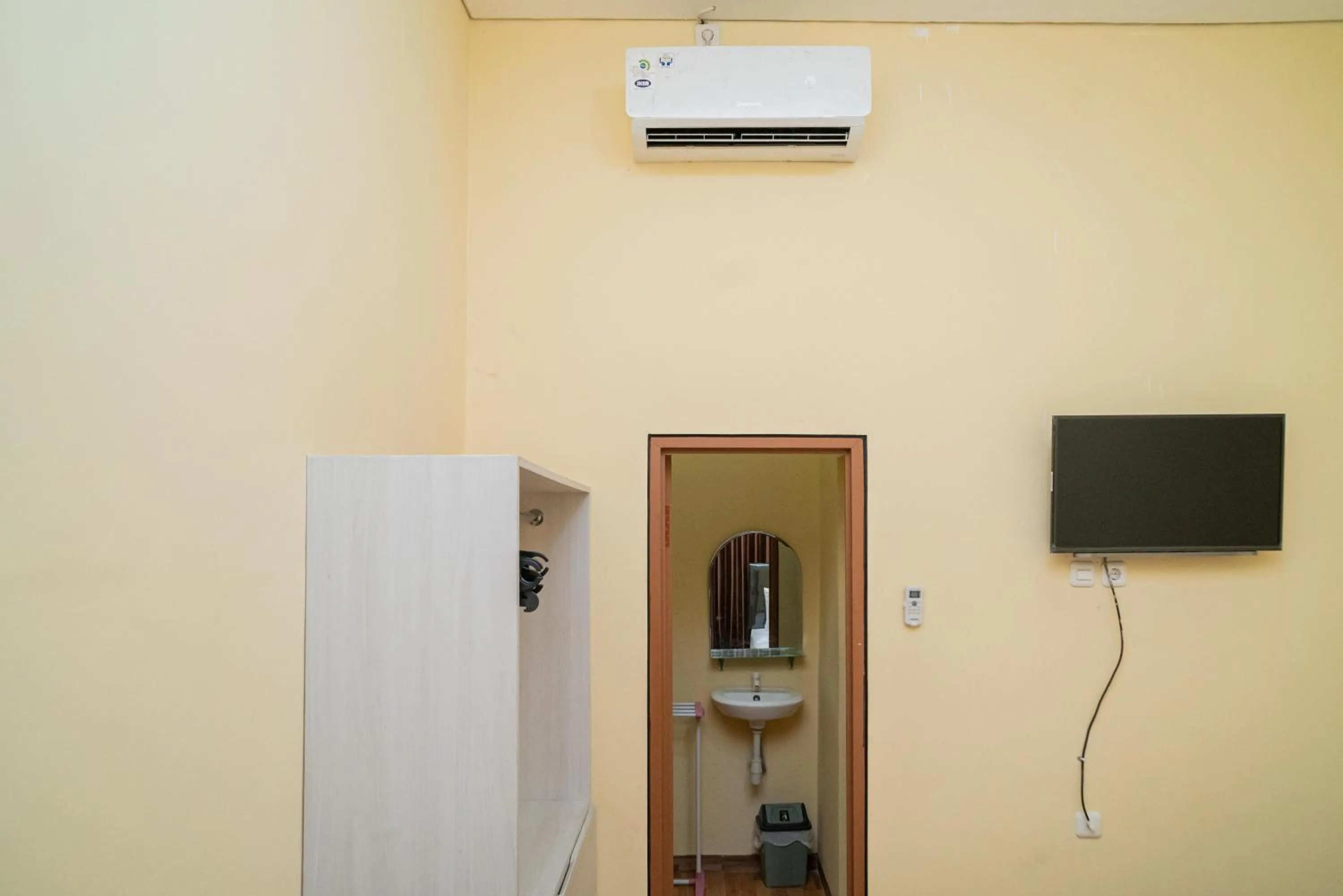 TV and multimedia in RedDoorz Syariah near Jembatan Merah Plaza