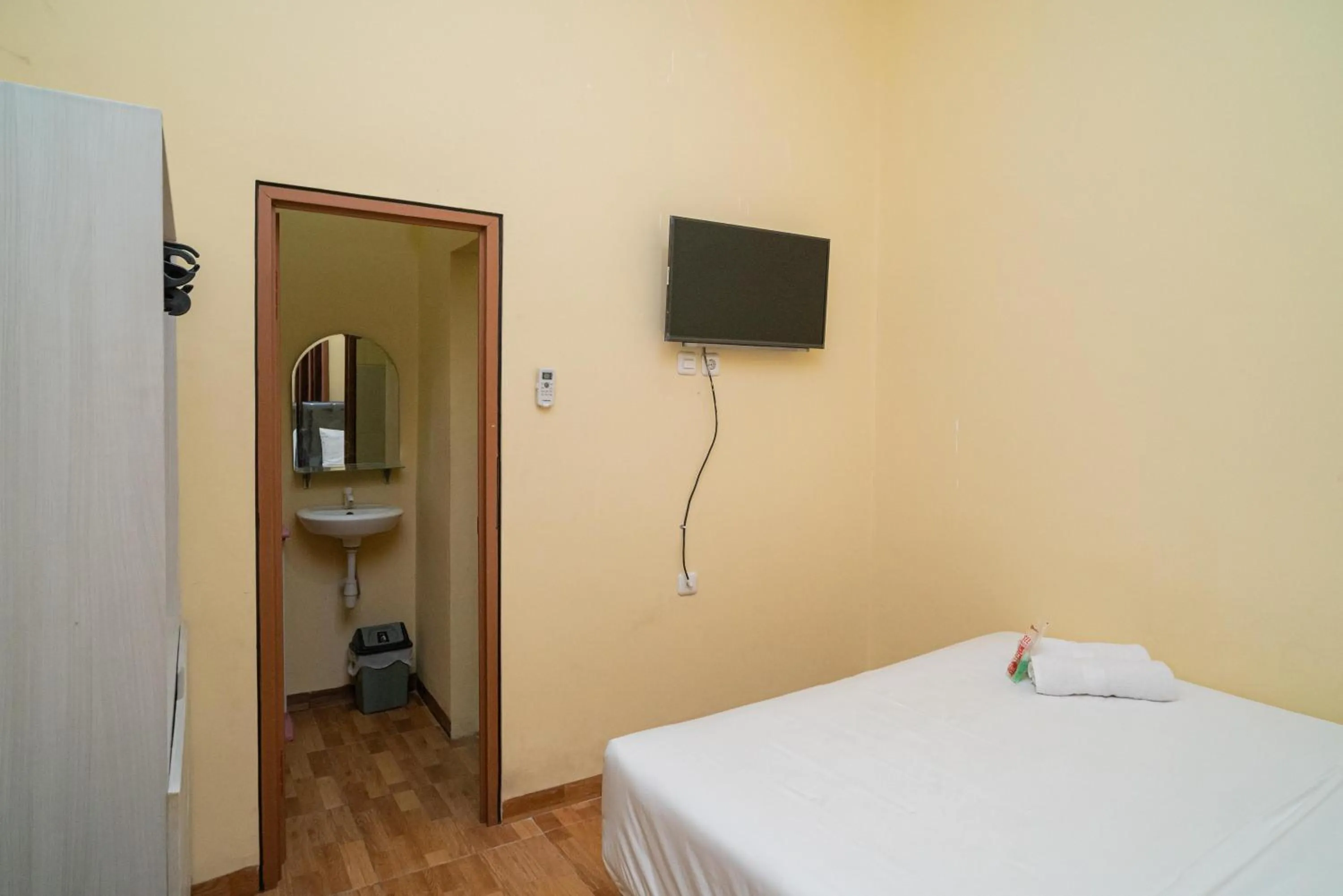 Bedroom, Bed in RedDoorz Syariah near Jembatan Merah Plaza