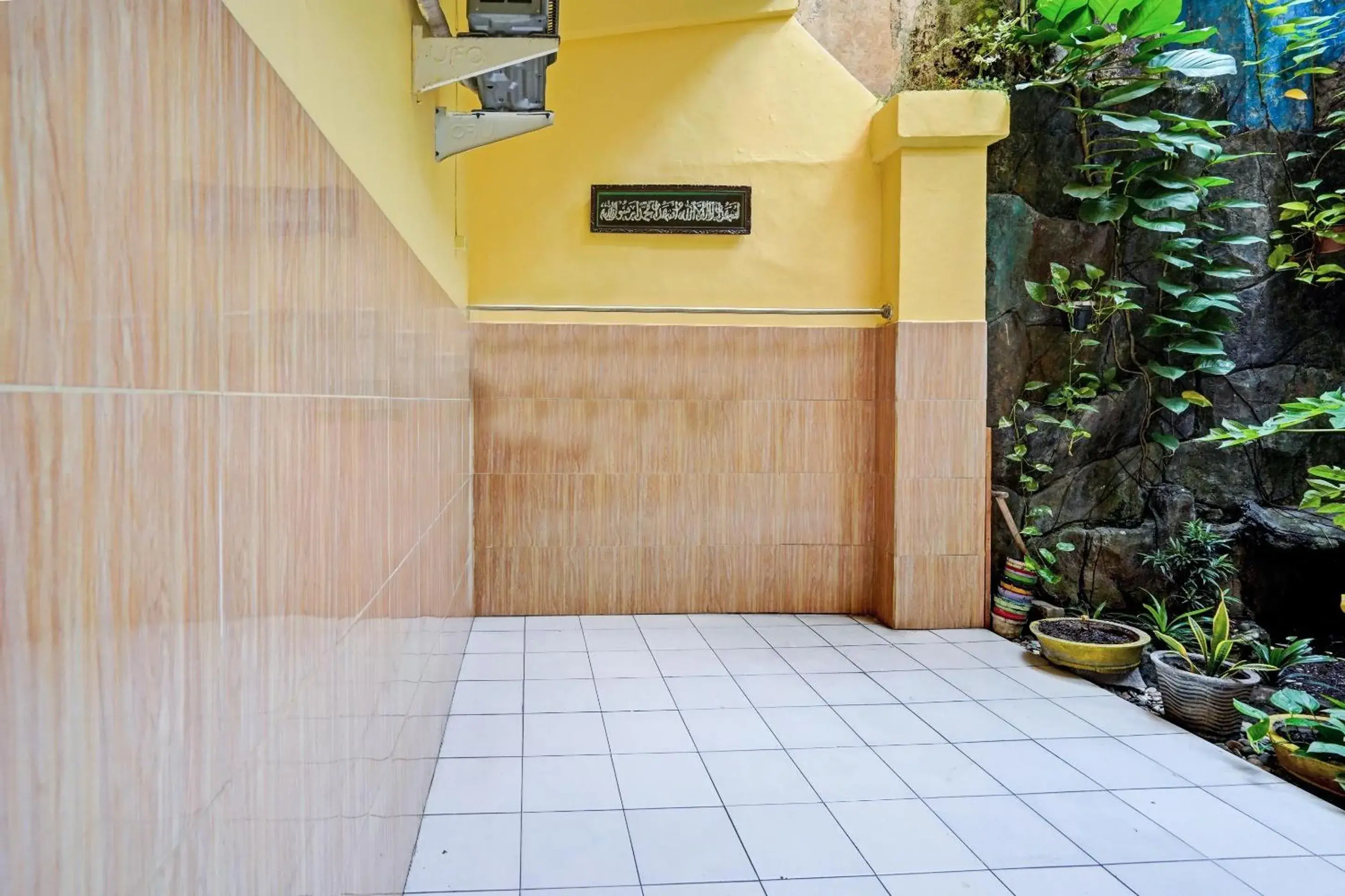 Lobby or reception in RedDoorz Syariah near Jembatan Merah Plaza Lobby or reception in RedDoorz Syariah near Jembatan Merah Plaza