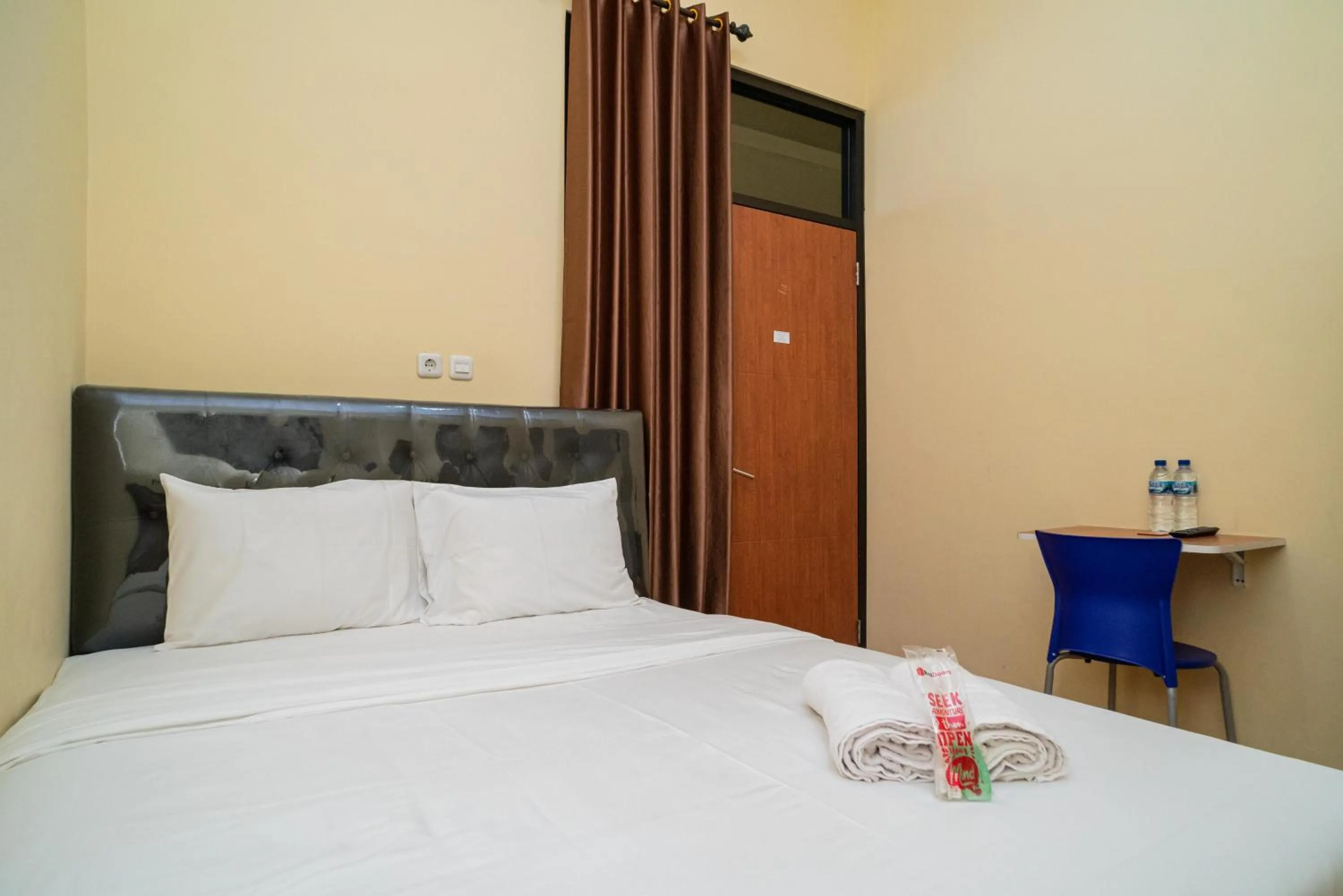 Bedroom, Bed in RedDoorz Syariah near Jembatan Merah Plaza