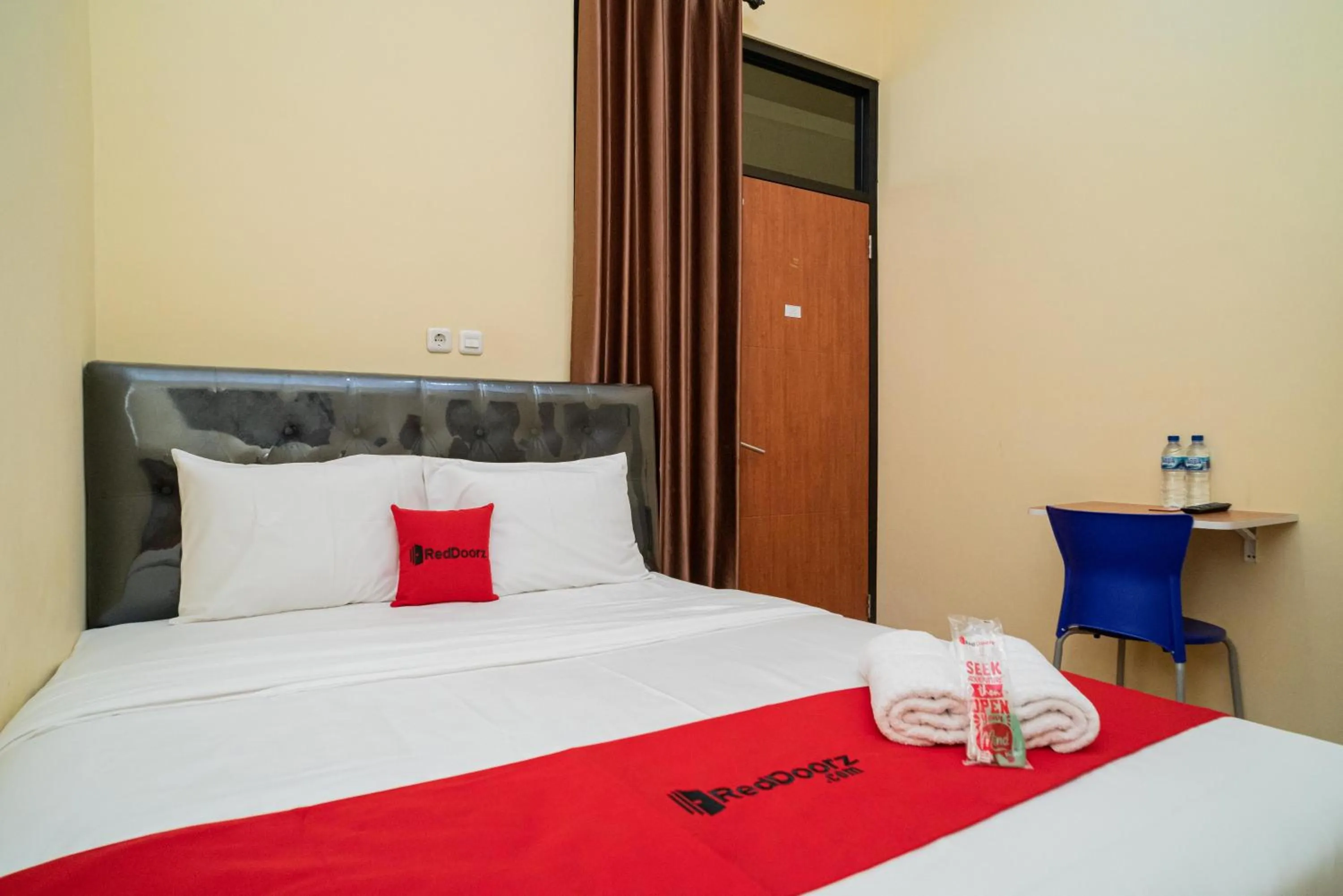 Bedroom, Bed in RedDoorz Syariah near Jembatan Merah Plaza