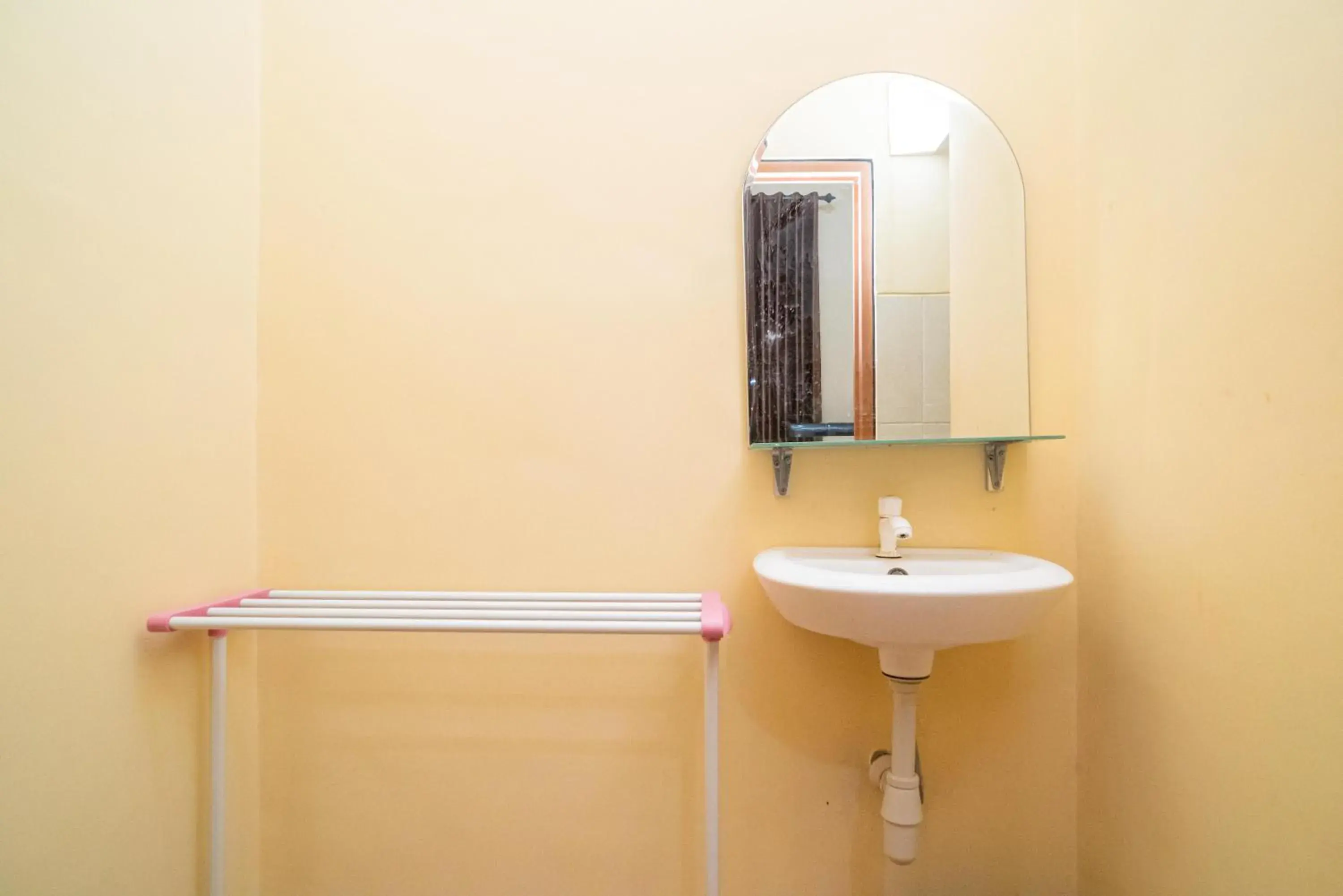 Bathroom in RedDoorz Syariah near Jembatan Merah Plaza Bathroom in RedDoorz Syariah near Jembatan Merah Plaza