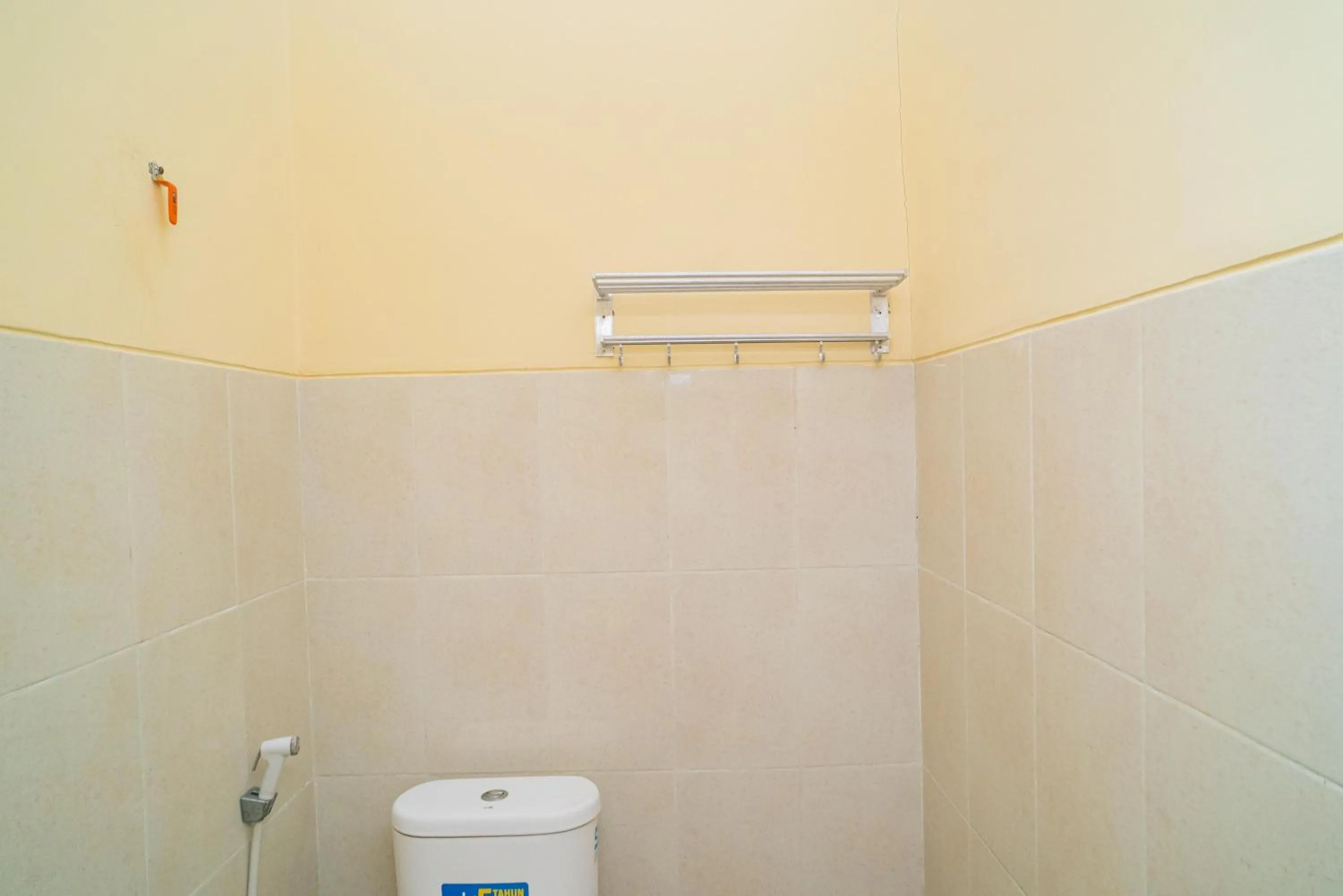 Bathroom in RedDoorz Syariah near Jembatan Merah Plaza