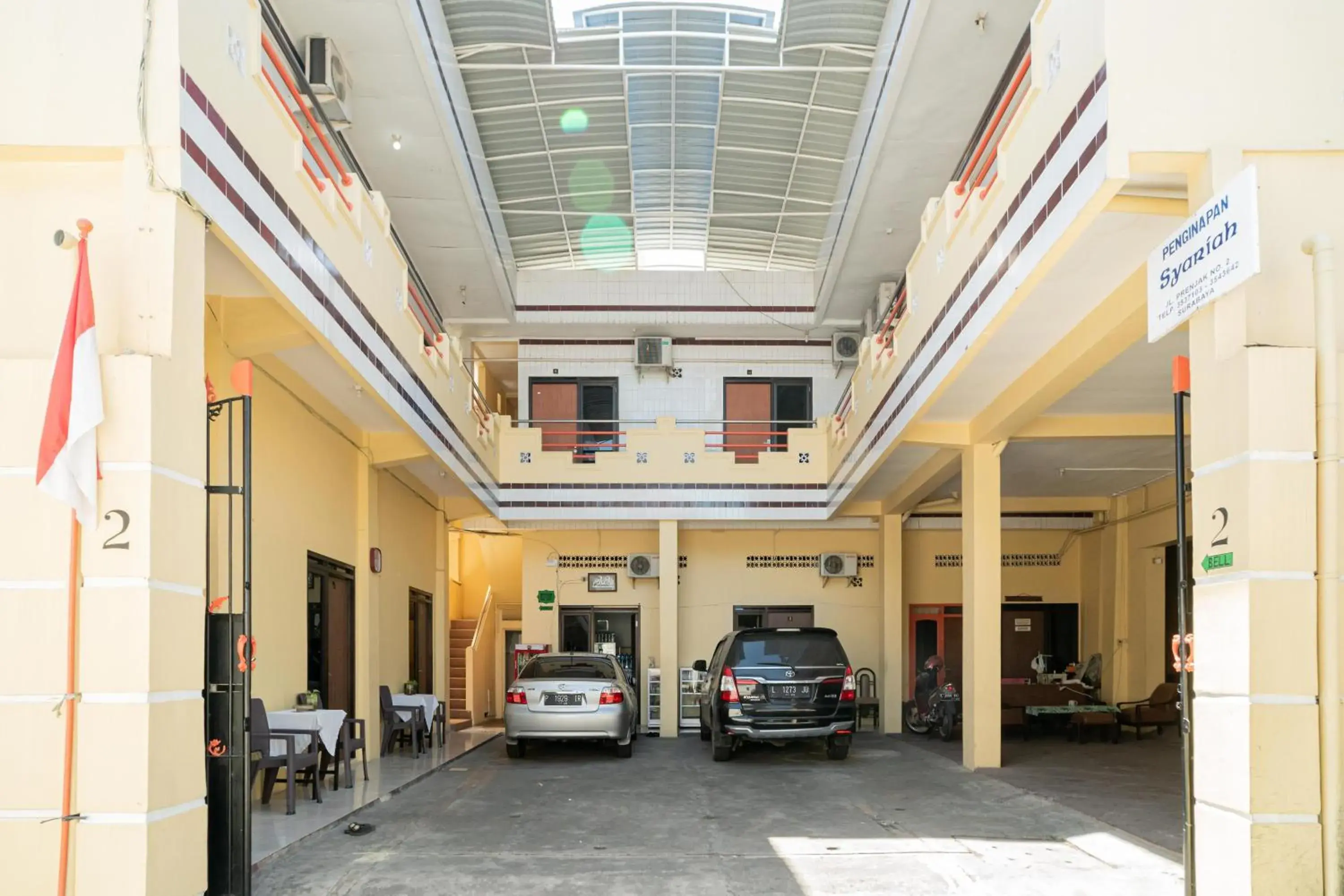 Property building in RedDoorz Syariah near Jembatan Merah Plaza Property building in RedDoorz Syariah near Jembatan Merah Plaza