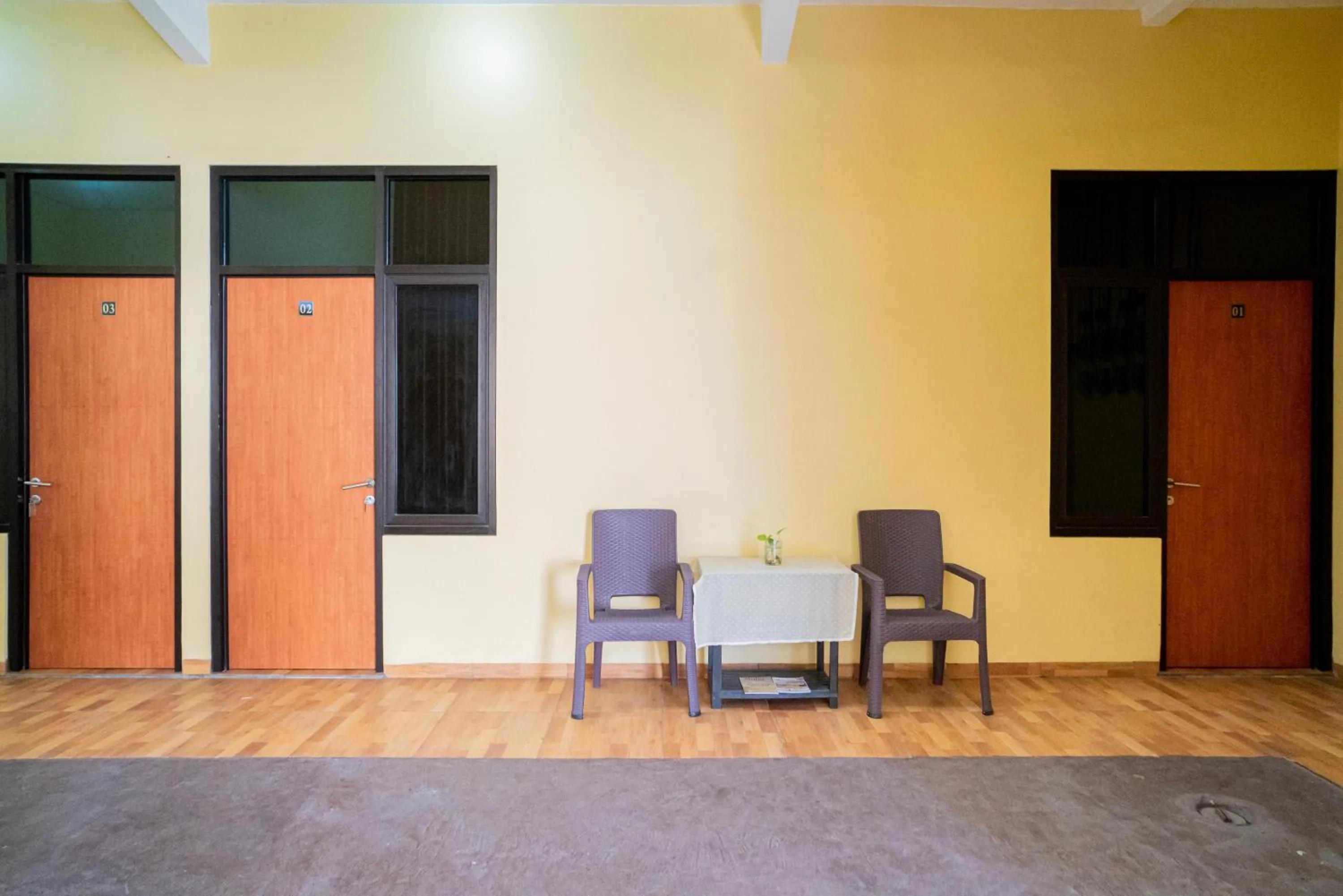 Seating area in RedDoorz Syariah near Jembatan Merah Plaza