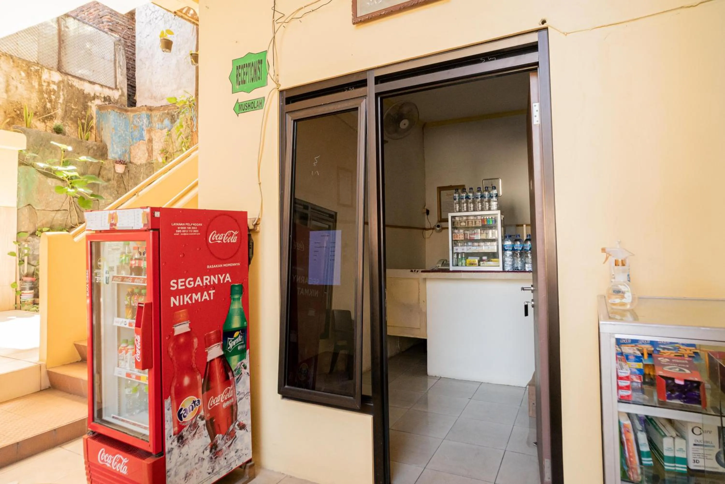 On-site shops in RedDoorz Syariah near Jembatan Merah Plaza