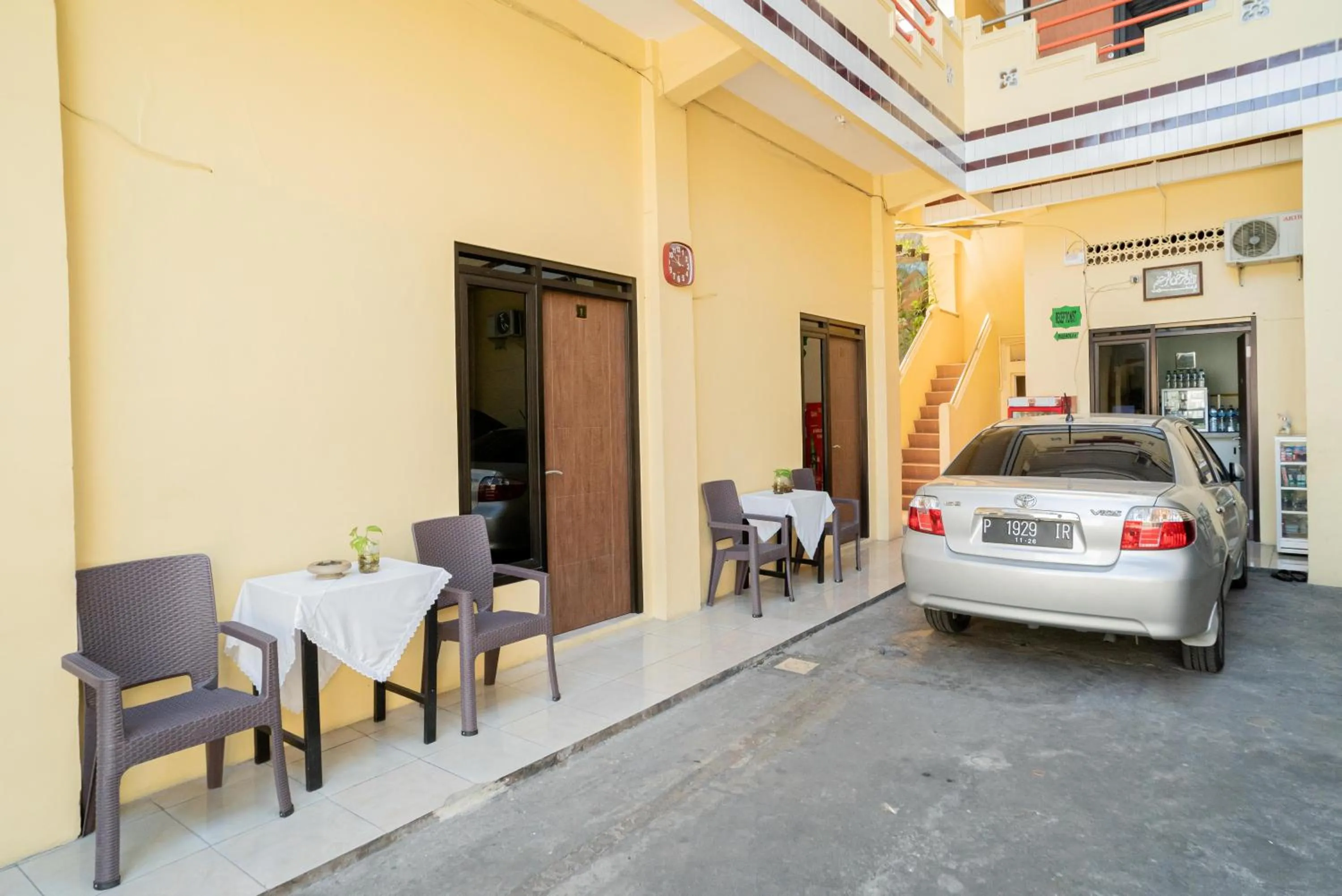 Facade/entrance in RedDoorz Syariah near Jembatan Merah Plaza