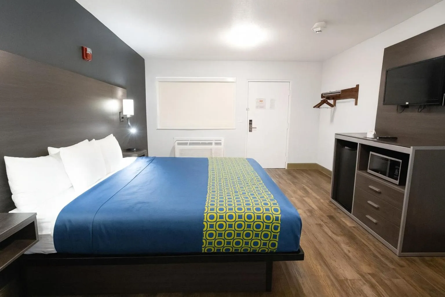 View (from property/room), Bed in Rodeway Inn Milaca